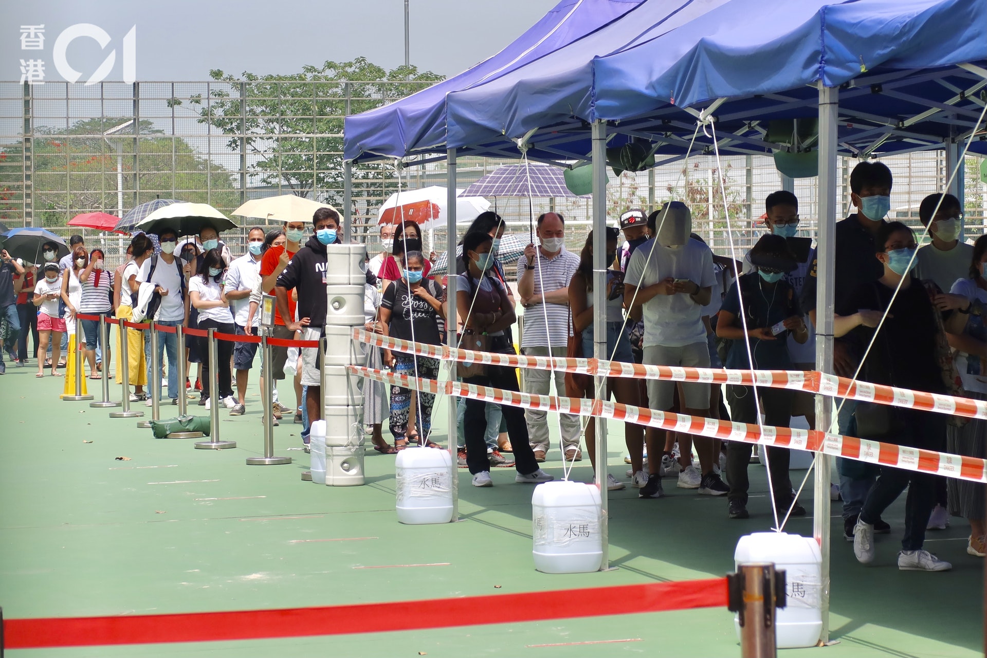 位於映灣園對面的東涌北公園流動採樣站今日(30日)下午有近千人排隊,大打蛇餅,市民由開始輪候至完成檢測接近4小時。(孔繁栩攝) 位於映灣園對面的東涌北公園流動採樣站今日(30日)下午有近千人排隊,大打蛇餅,市民由開始輪候至完成檢測接近4小時。(孔繁栩攝)