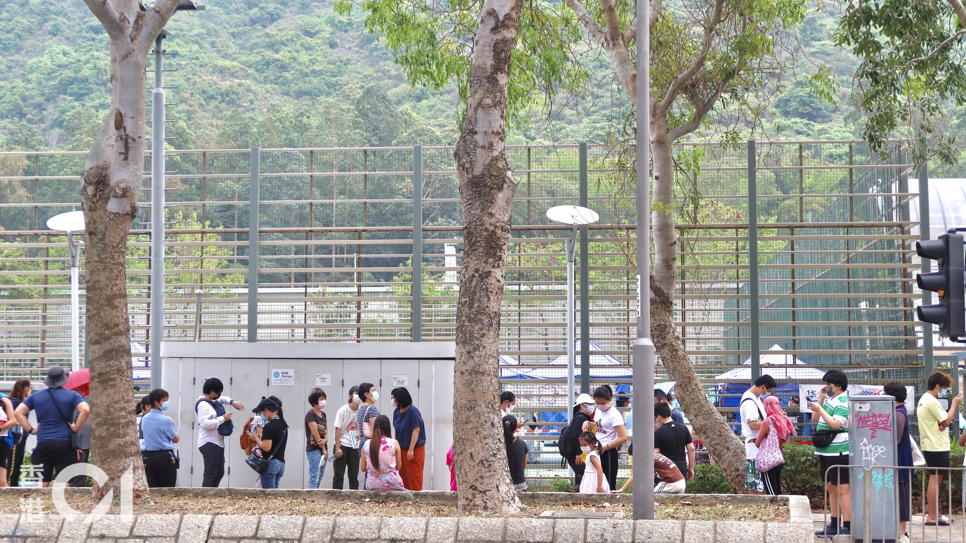 映灣園現變種病毒 東涌北公園近千人曝曬候檢 有人等足4小時 映灣園現變種病毒 東涌北公園近千人曝曬候檢 有人等足4小時