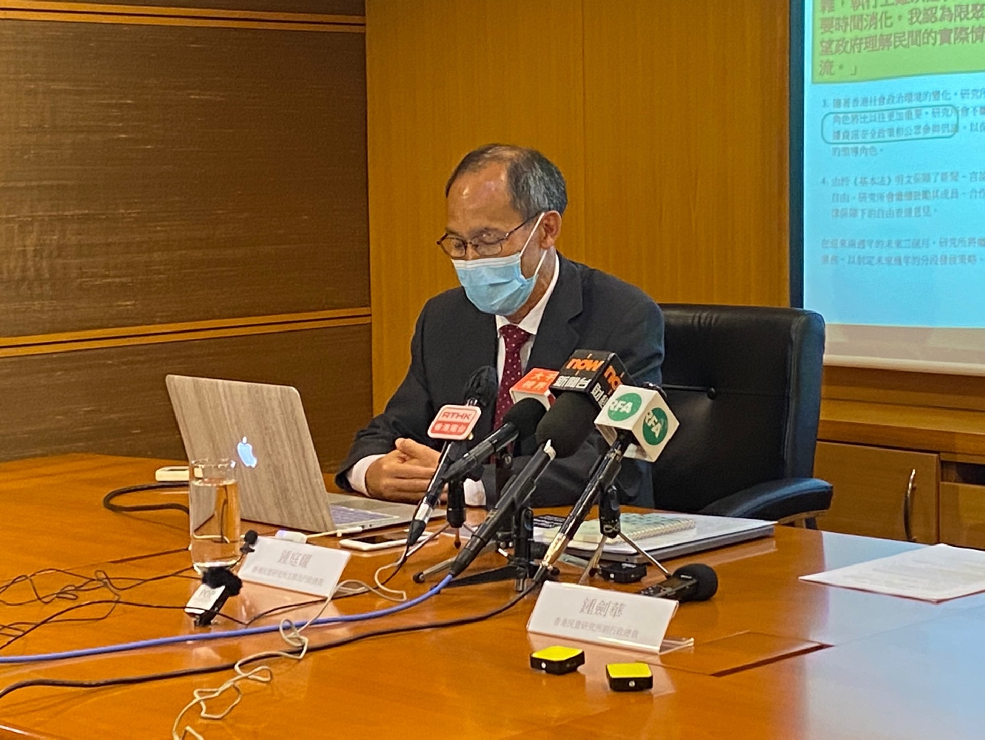 民研指由於事出突然,團隊用了大量時間和精神去處理有關事件,當中包括法律團隊和其他人士,故決定取消記者會。圖為民研主席鍾庭耀。(資料圖片/周皓宜攝) 民研指由於事出突然,團隊用了大量時間和精神去處理有關事件,當中包括法律團隊和其他人士,故決定取消記者會。圖為民研主席鍾庭耀。(資料圖片/周皓宜攝)
