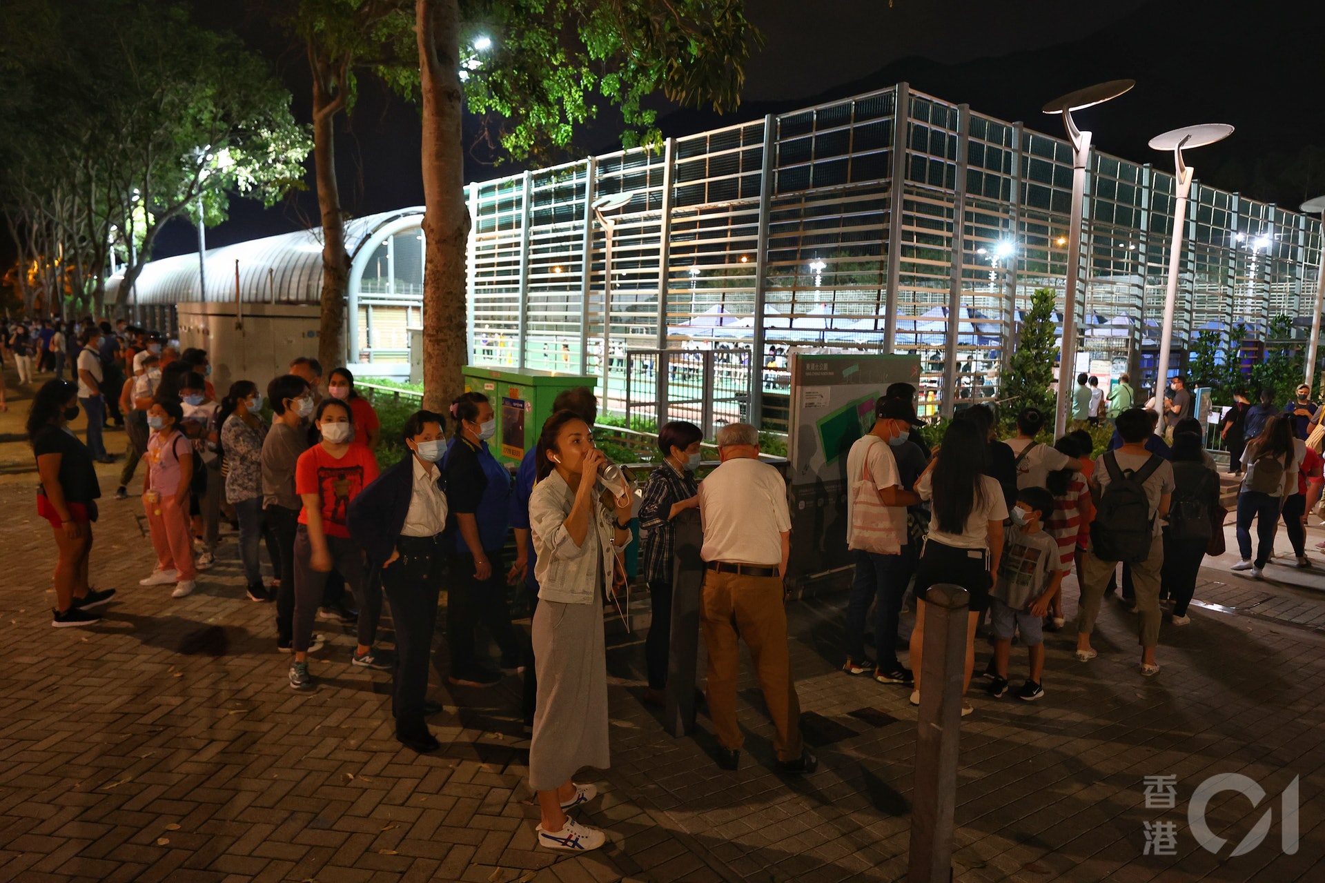 4月30日晚上,東涌北公園七人硬地足球場流動採樣站截龍後,仍有長長人龍。(張浩維攝) 4月30日晚上,東涌北公園七人硬地足球場流動採樣站截龍後,仍有長長人龍。(張浩維攝)