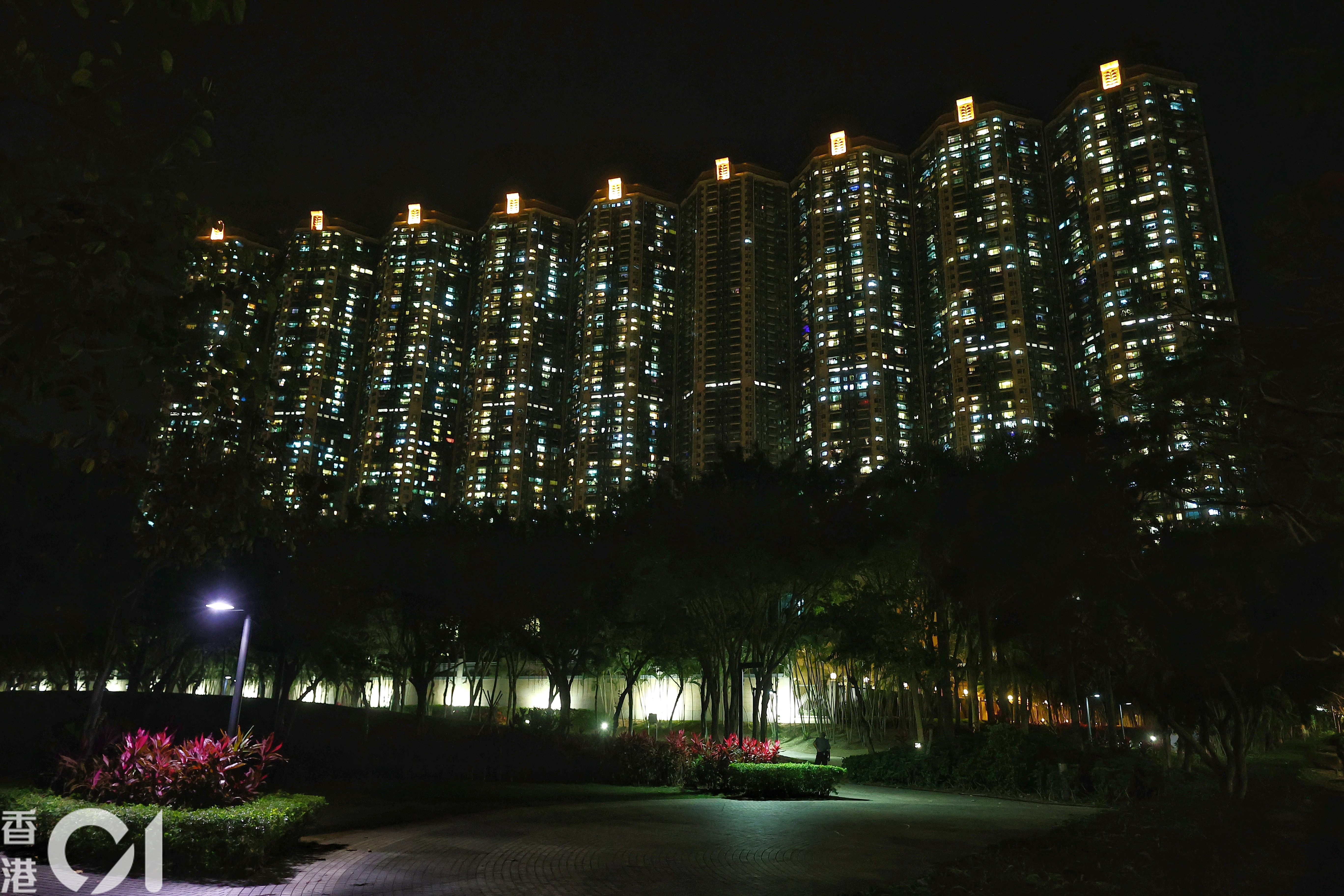 4月30日，映灣園悅濤軒第十一座（左起第六座）完成檢測行動，全部居民已被送往檢疫中心，全幢幾乎都關了燈，只餘隔火層及幾戶有光照明。（張浩維攝)）