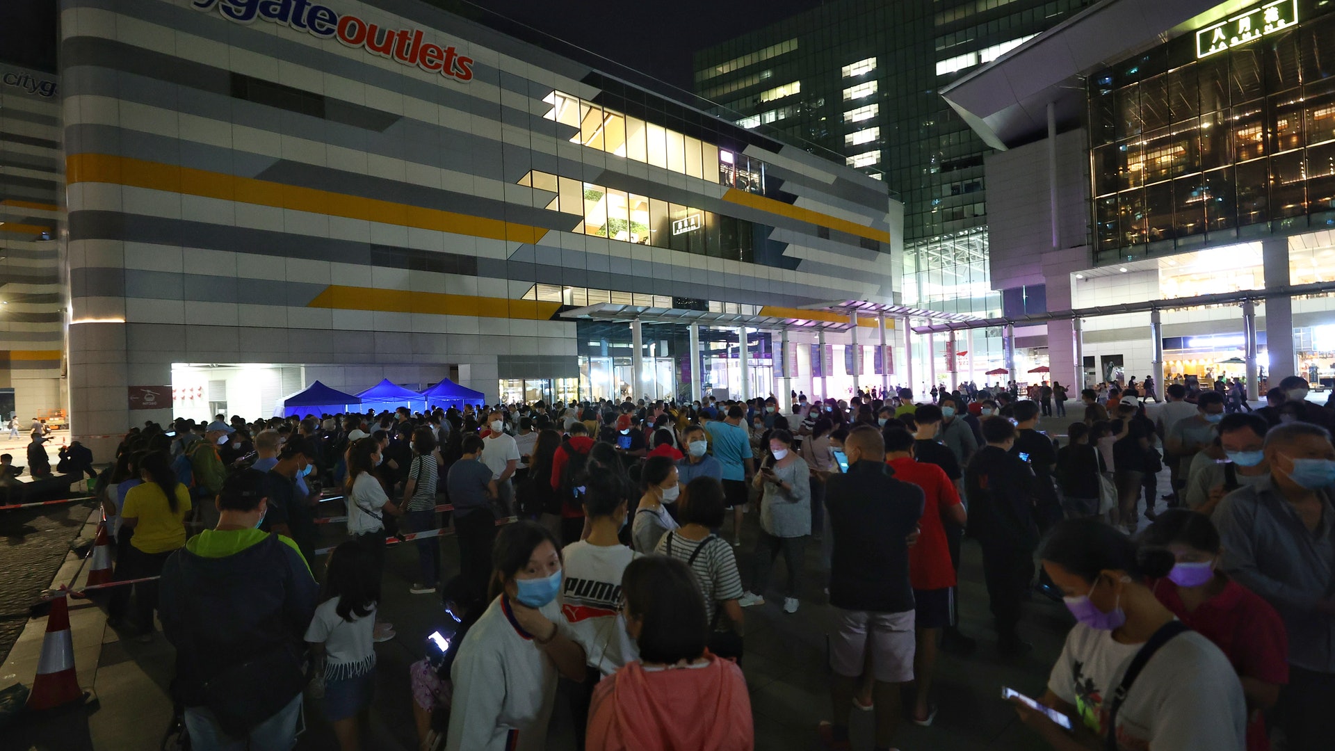 變種病毒|東薈城傍晚500人排隊檢測 打工仔趕到撲空:應開通宵 變種病毒|東薈城傍晚500人排隊檢測 打工仔趕到撲空:應開通宵