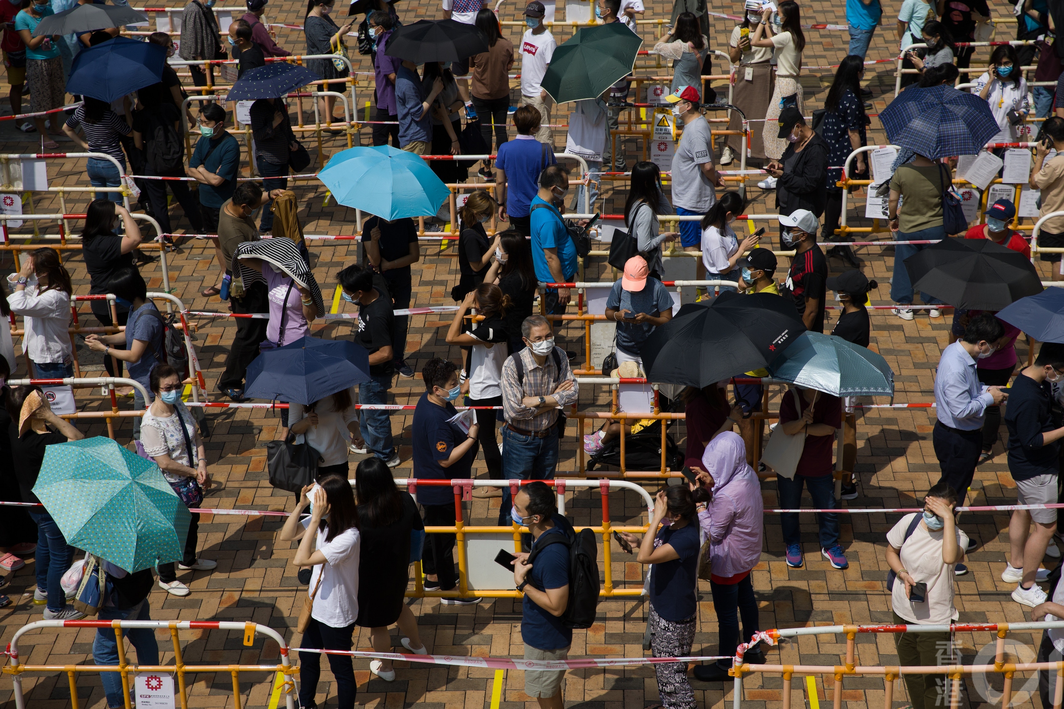 東涌出現本港首宗本地變種病毒感染個案，大批東涌市民4月30日趕往檢測。（梁鵬威攝）