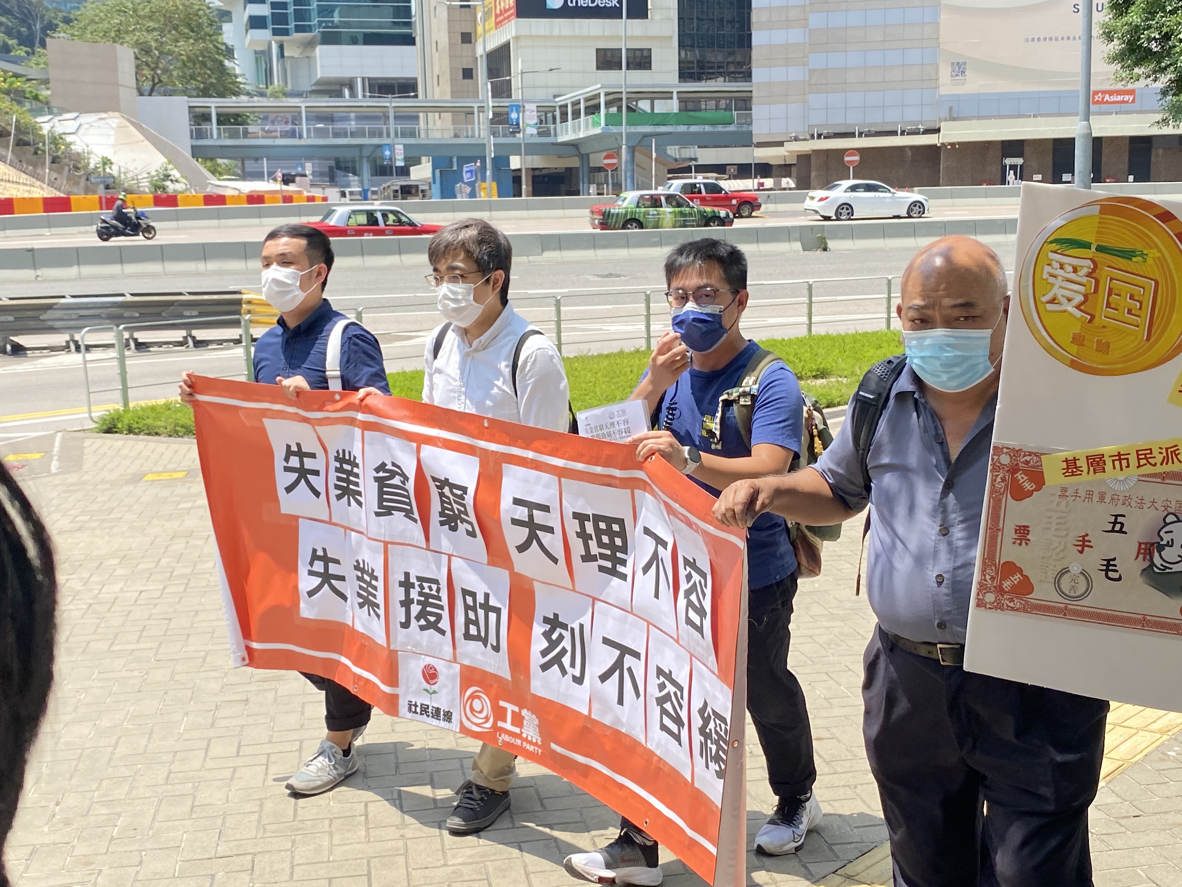 社民連黃浩銘(右二)指,不會放棄爭取權益。(鍾妍攝) 社民連黃浩銘(右二)指,不會放棄爭取權益。(鍾妍攝)