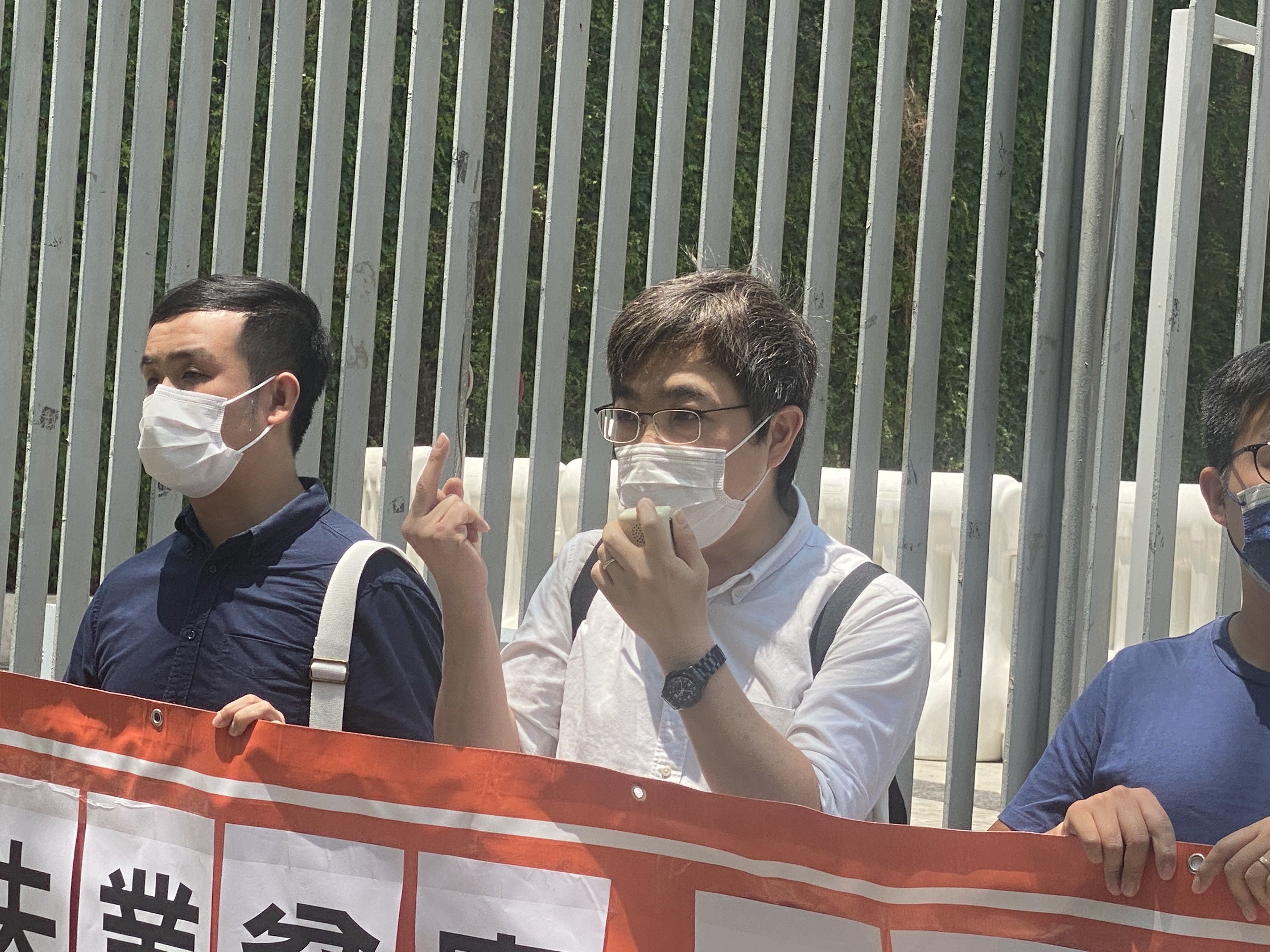 麥德正舉起中指,籲市民「揸緊宗旨」。(鍾妍攝) 麥德正舉起中指,籲市民「揸緊宗旨」。(鍾妍攝)