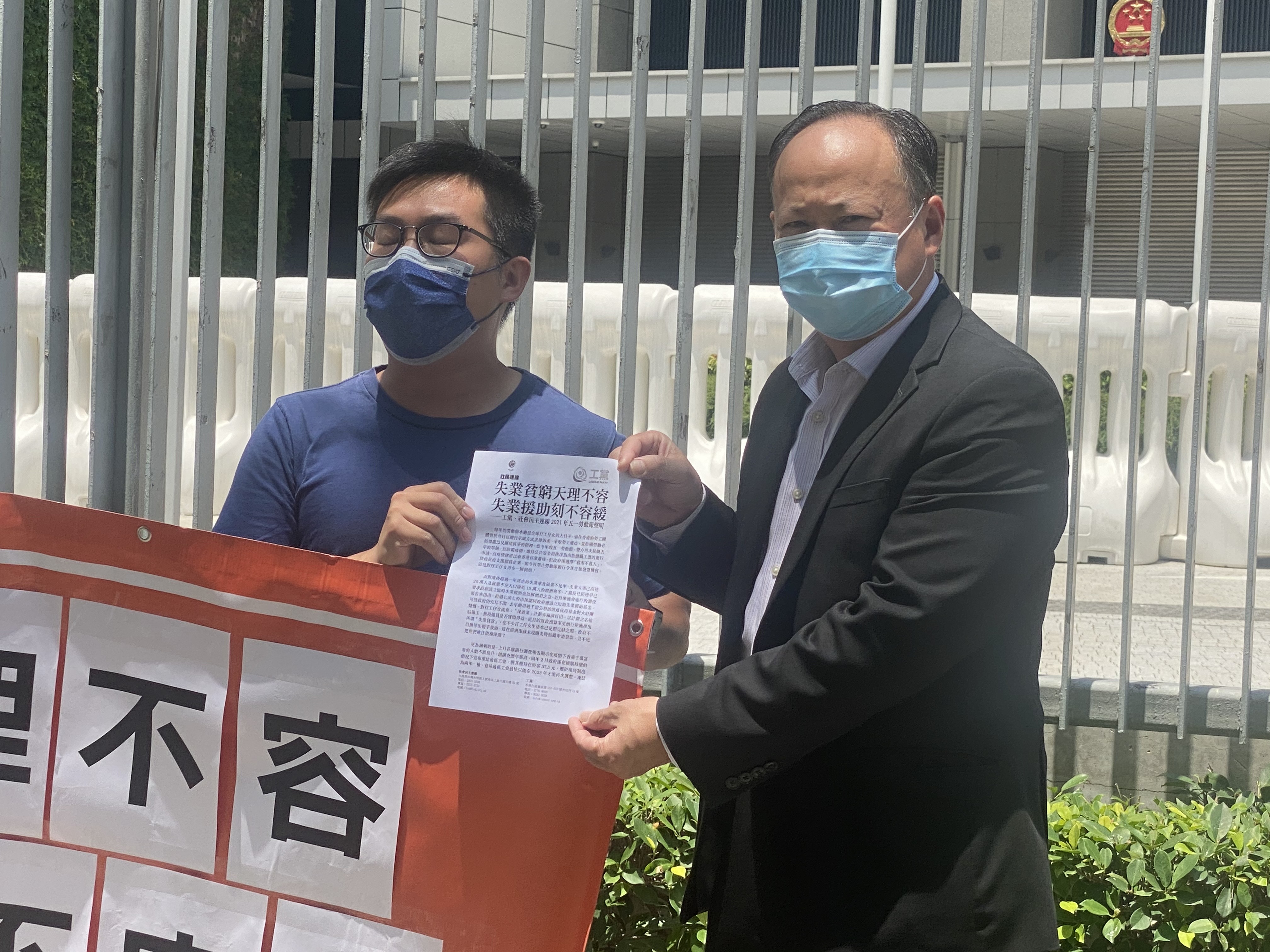 政府派代表接信。(鍾妍攝) 政府派代表接信。(鍾妍攝)