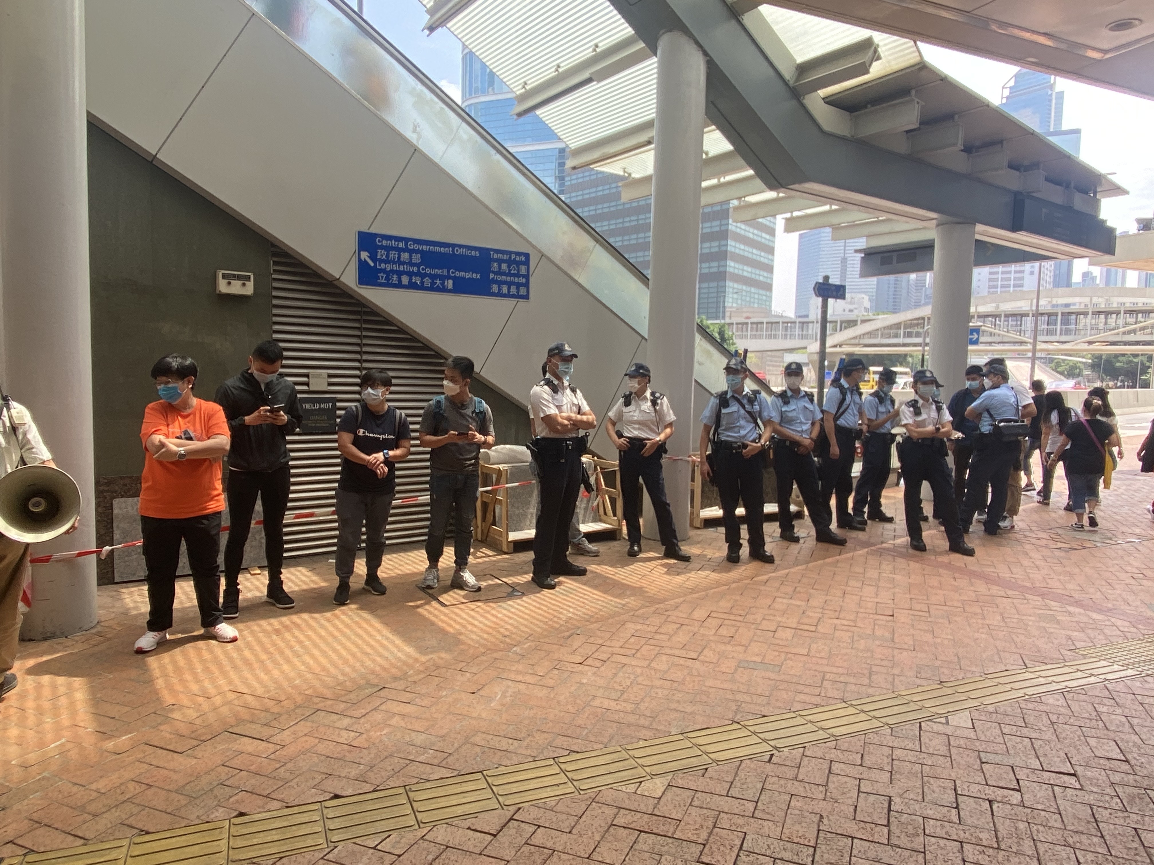 十數名警察戒備,旗袋裝有警告違國安法的紫旗。(鍾妍攝) 十數名警察戒備,旗袋裝有警告違國安法的紫旗。(鍾妍攝)