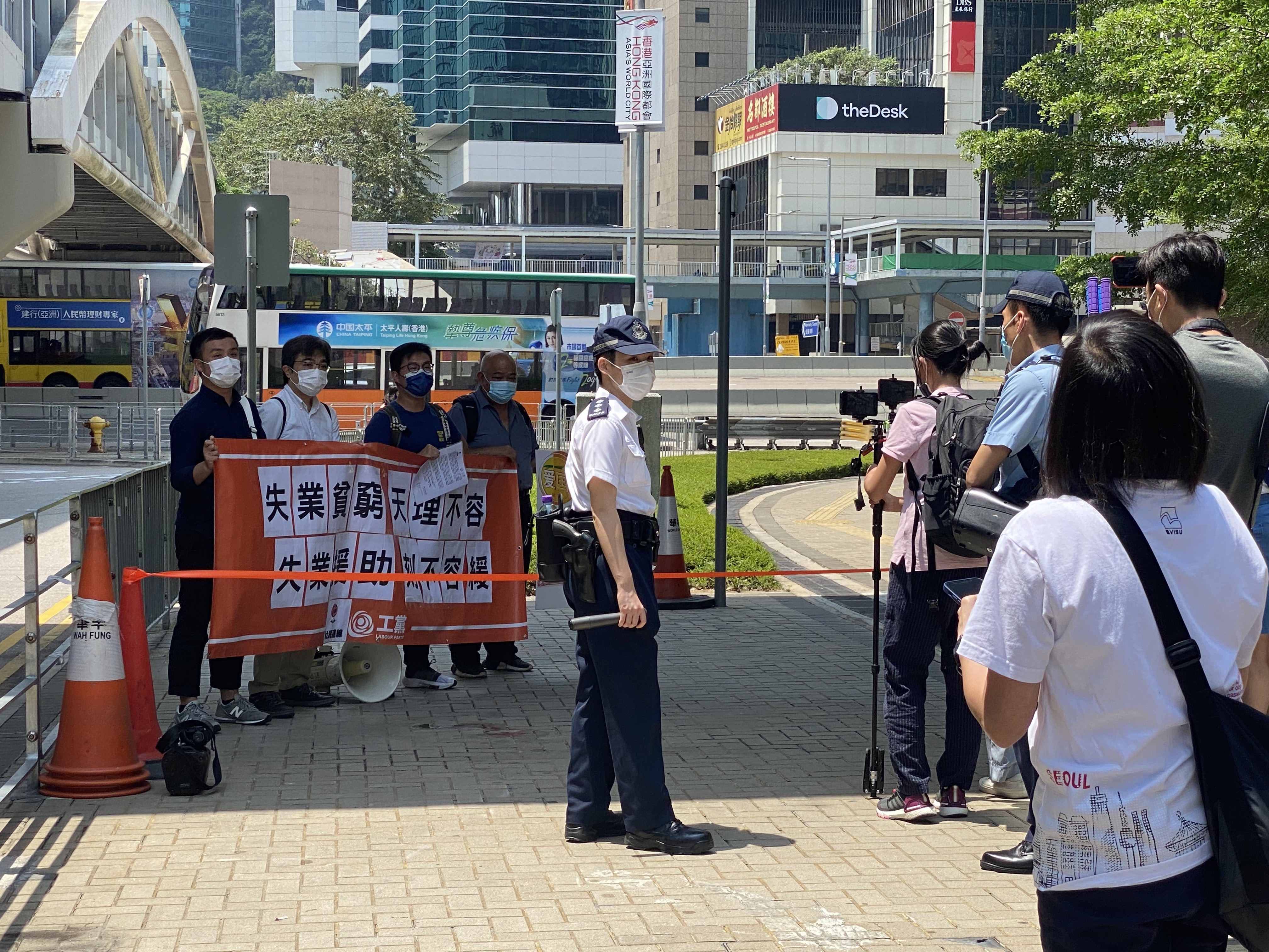 上一批團體未完成抗議,社民連工黨需在相隔約10米位置等候。(鍾妍攝) 上一批團體未完成抗議,社民連工黨需在相隔約10米位置等候。(鍾妍攝)