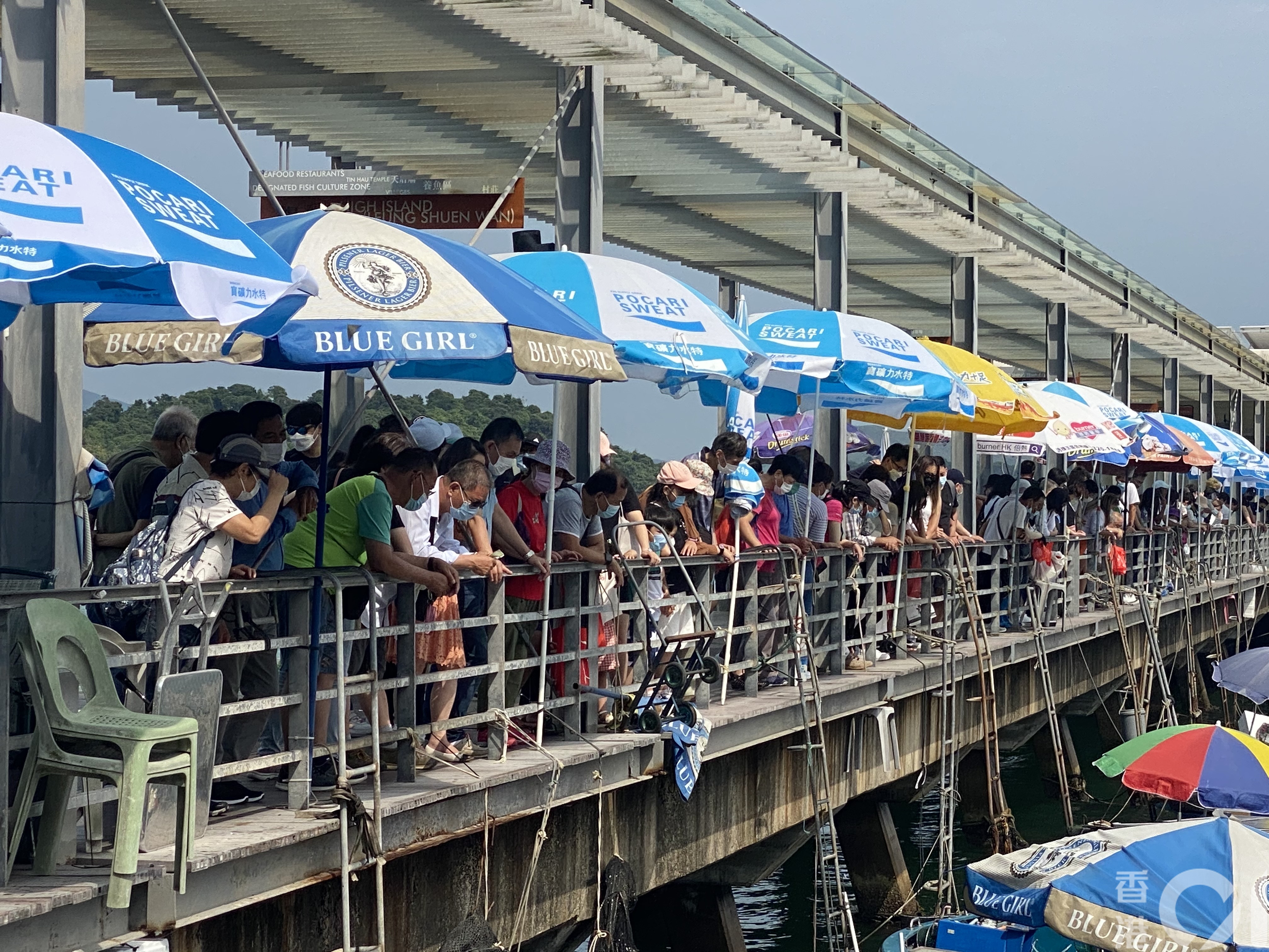 西贡码头附近人头涌涌。（钟妍摄）