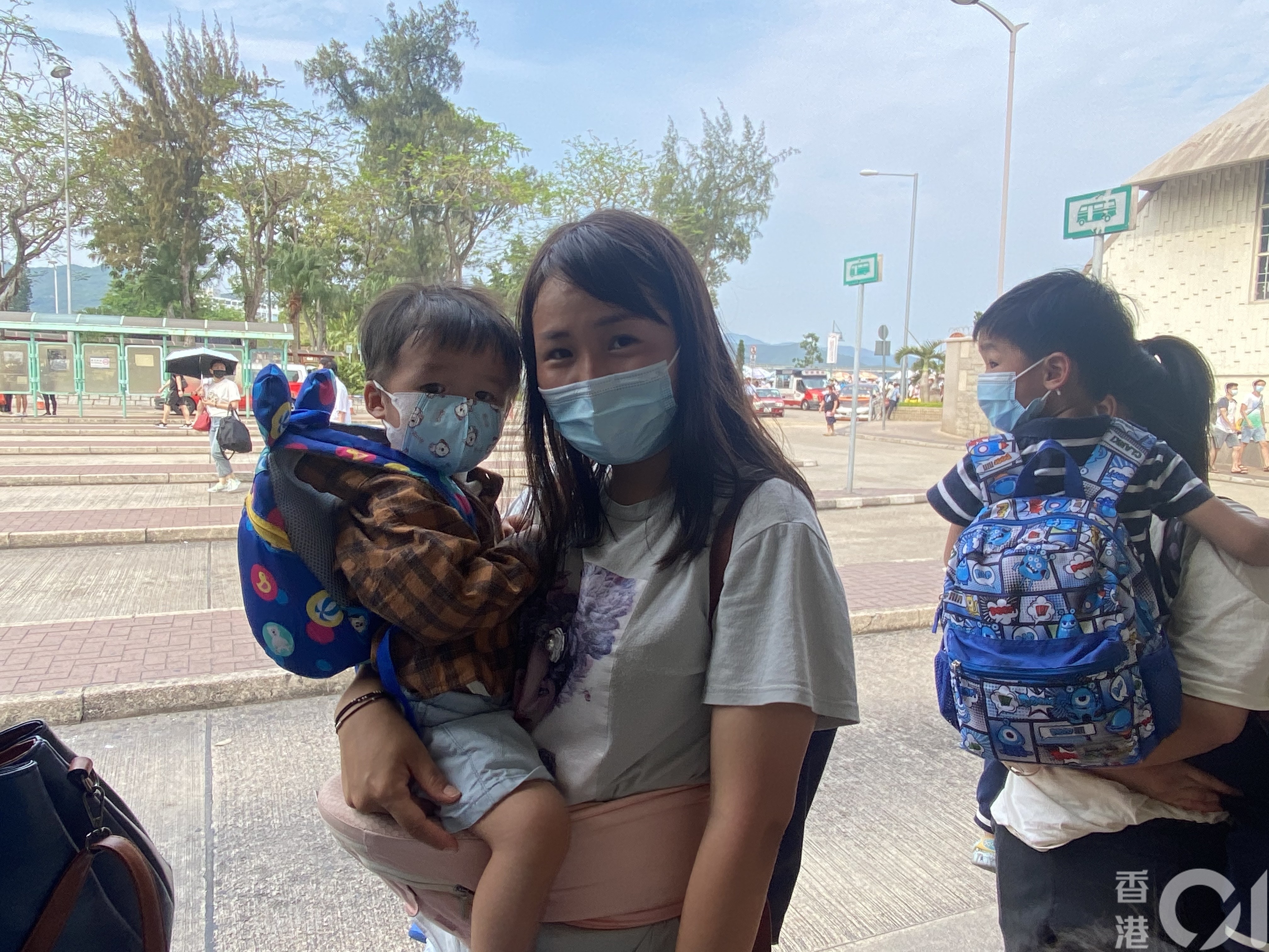 周太带同一岁半儿子到西贡玩水，早上入西贡塞了一小时车。（钟妍摄）