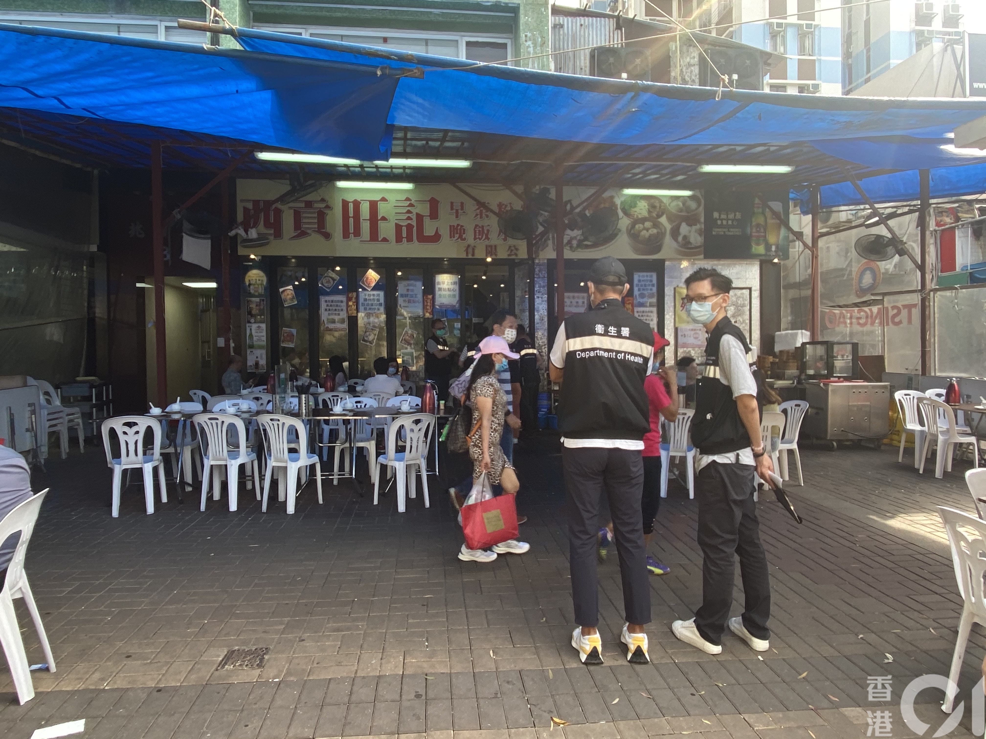 有衞生署人员到西贡食肆巡查。（钟妍摄）