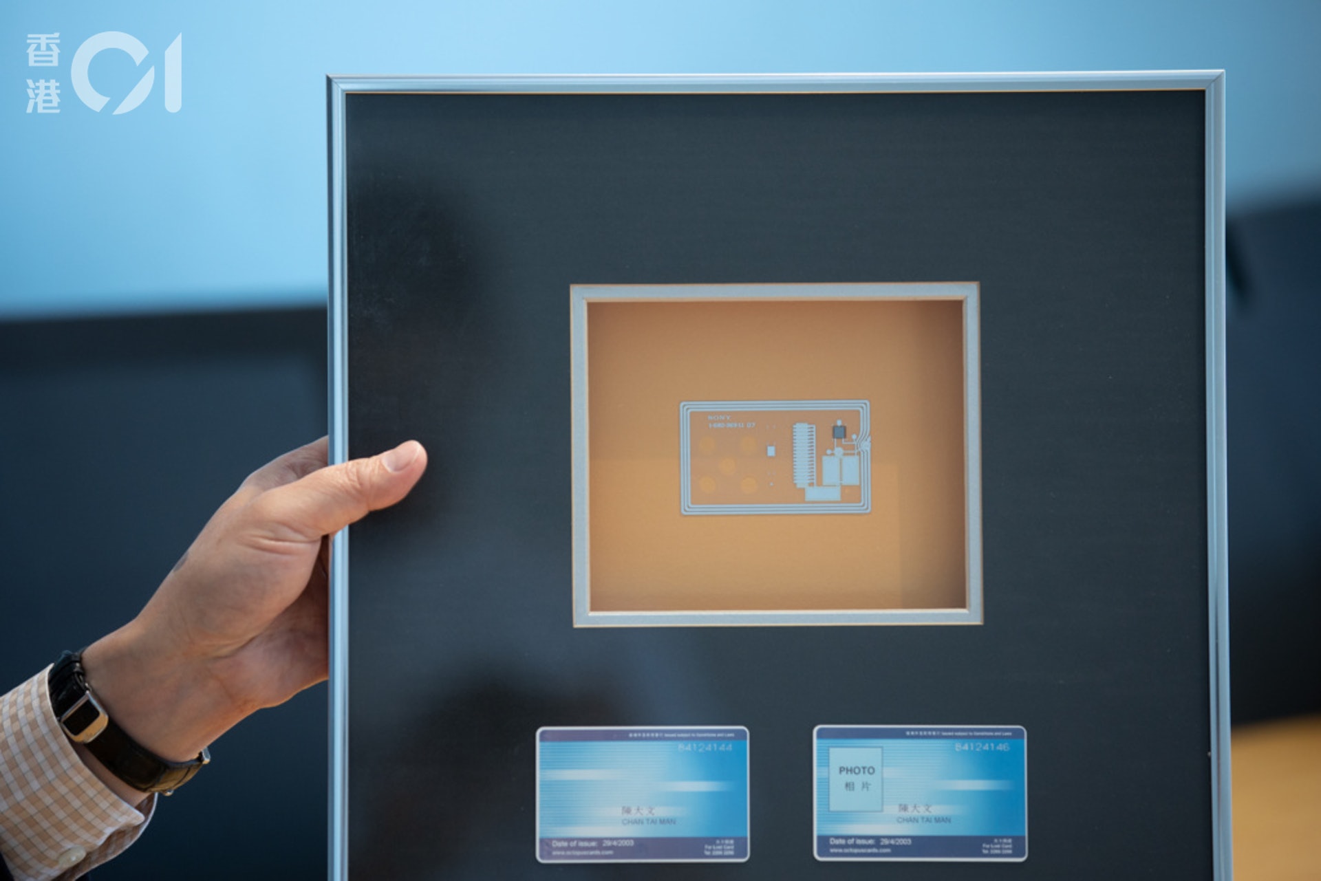 初代八達通的設計樣版,內裡設有天線將電波轉化成電流,亦裝有晶卡儲存資料。早期的設計仍需要電池推動,不過1997年推出時,已不需電池便可使用。(羅君豪攝) 初代八達通的設計樣版,內裡設有天線將電波轉化成電流,亦裝有晶卡儲存資料。早期的設計仍需要電池推動,不過1997年推出時,已不需電池便可使用。(羅君豪攝)