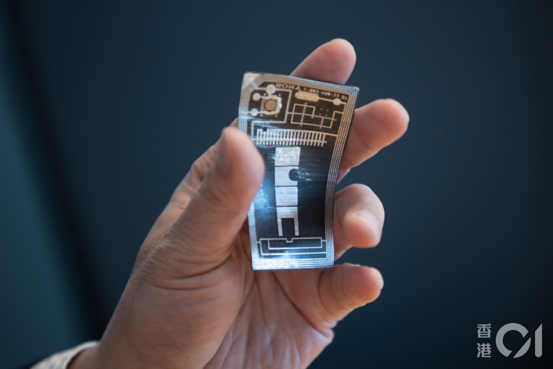 八達通亦曾推出Iphone4的八達通背貼,特點為天線的體積較大。圖為背貼的內部設計。(羅君豪攝) 八達通亦曾推出Iphone4的八達通背貼,特點為天線的體積較大。圖為背貼的內部設計。(羅君豪攝)