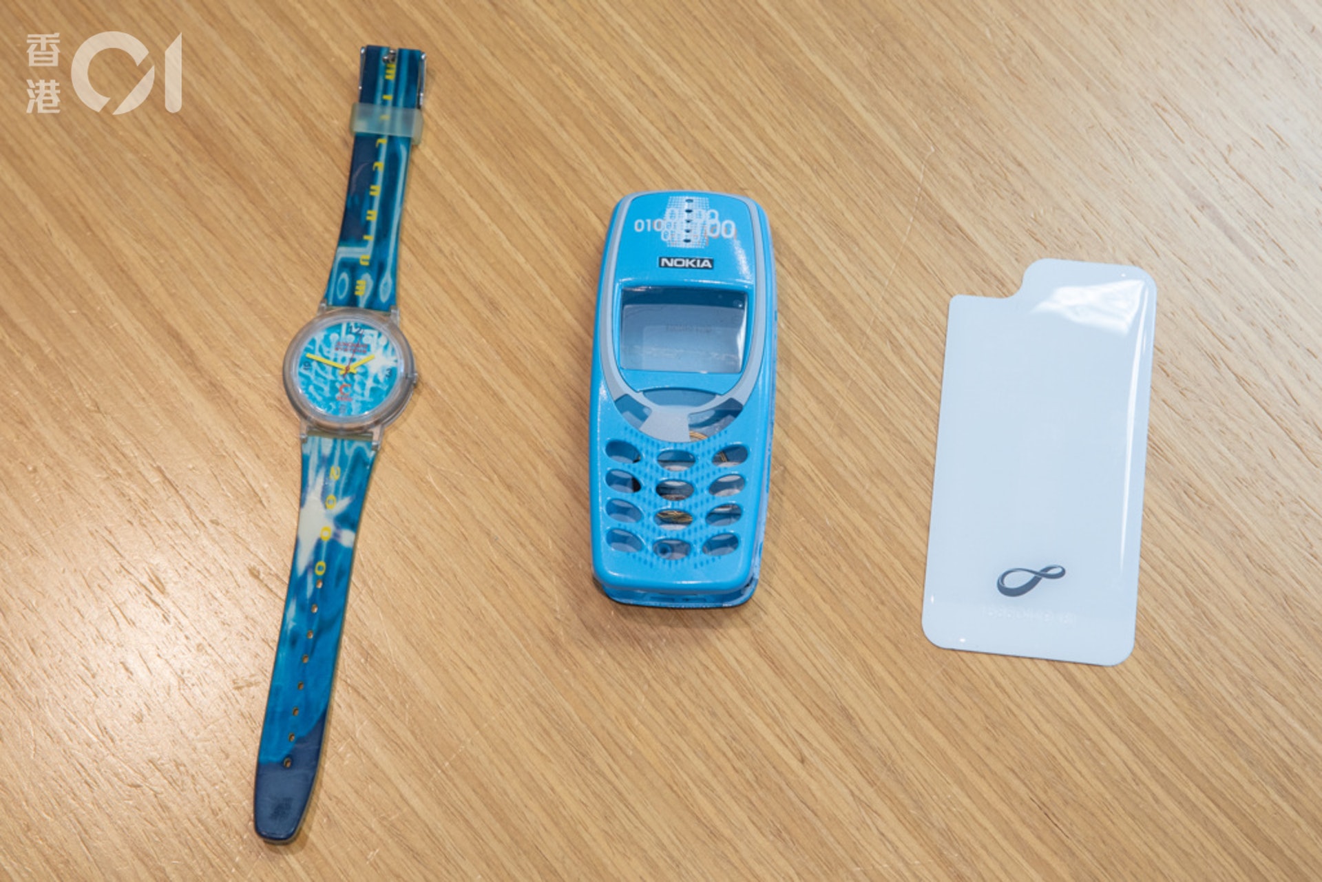 2002年，八達通推出「八達通諾基亞手機電池蓋」（中），算是第一代「手機八達通」，該款電池蓋專為Nokia經典款式3310手機而設計。
