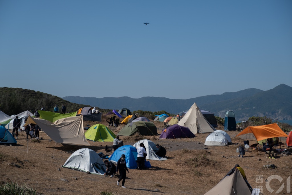 疫情下市民無法外遊，不少人選擇改為到郊外遊玩，假期間多個露營地點「逼爆」。（資料圖片／梁鵬威）