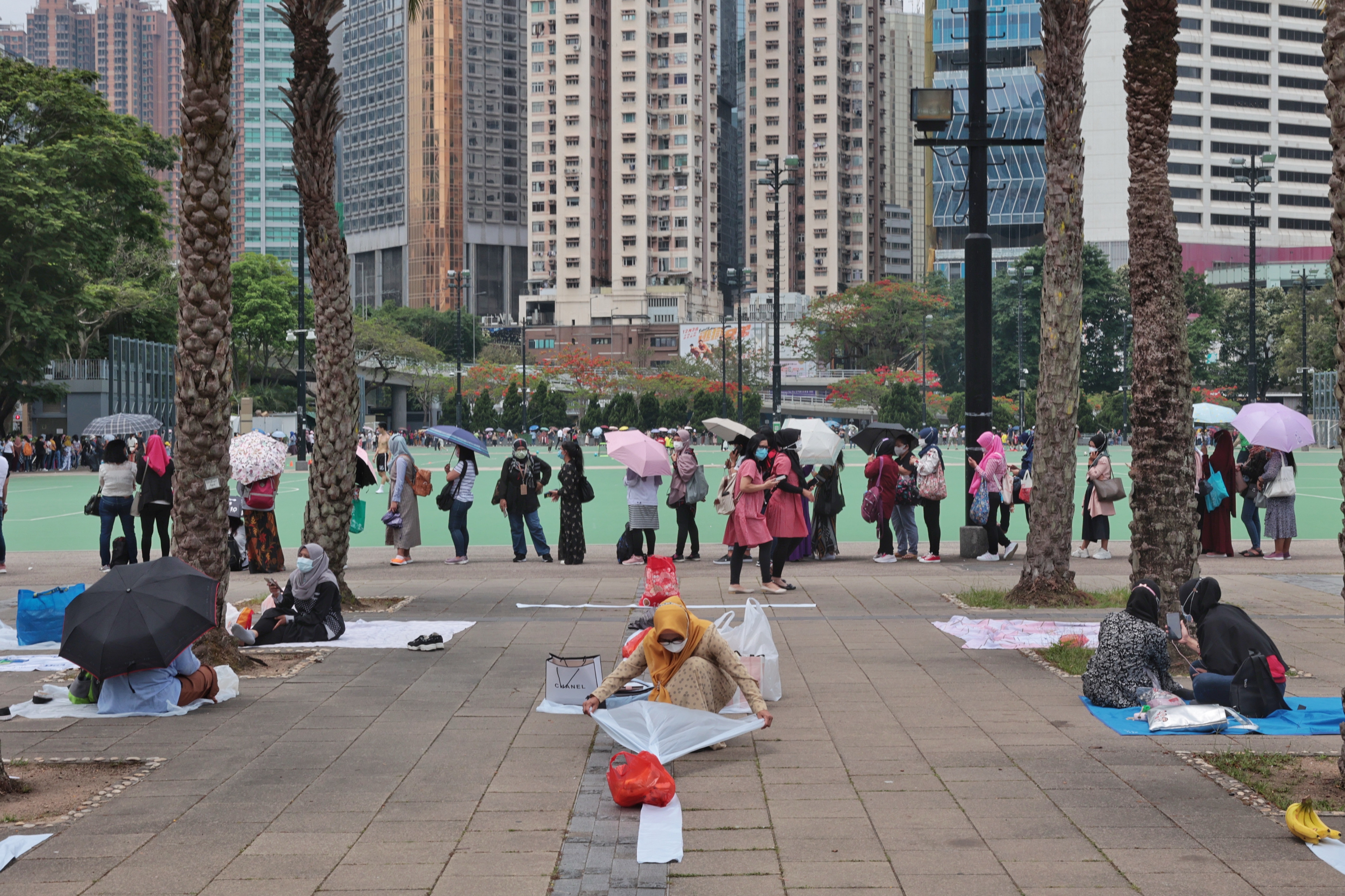 政府要求外傭強制檢測，5月2日(周日)逾千名外傭到維園排隊檢測。（李澤彤攝）