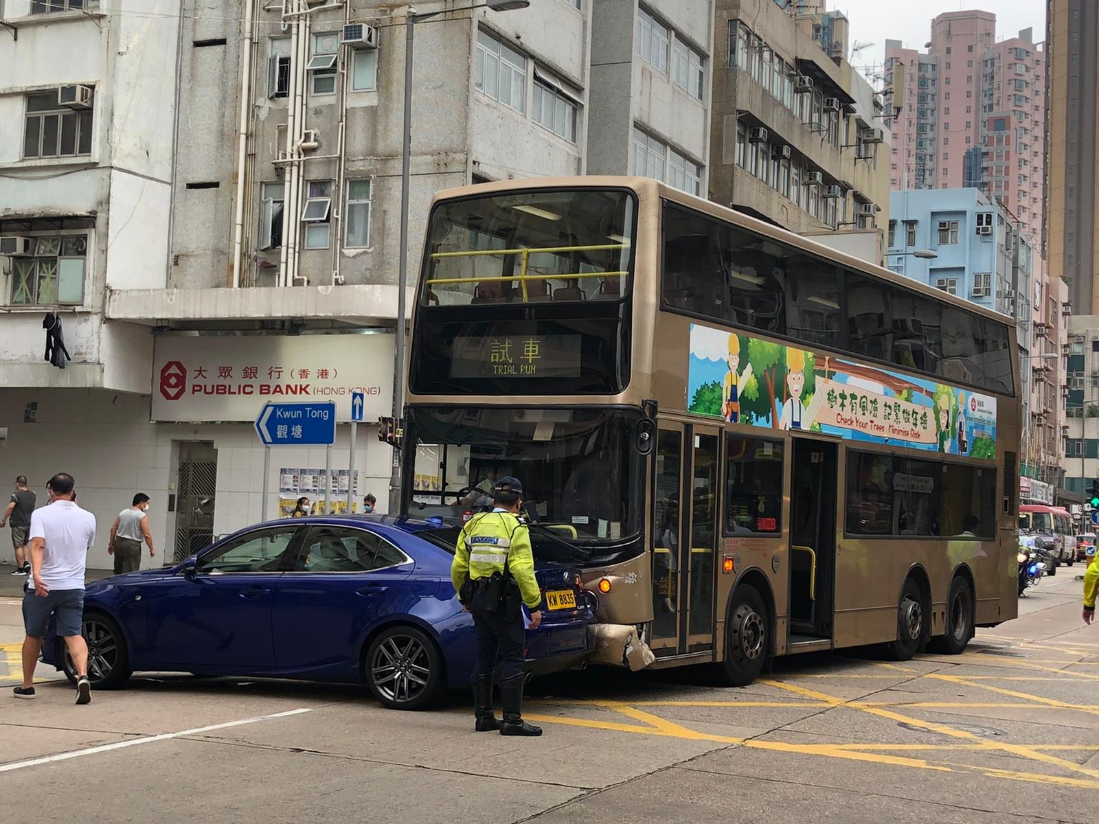九龍城巴士私家車相撞　車長及4乘客受傷