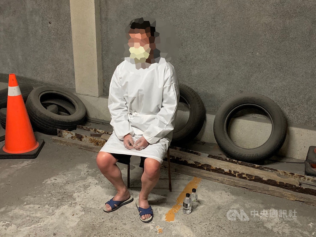 一名大陸男子5月1日從福建駕駛橡皮艇抵達台中港，自稱嚮往台灣民主自由，想要投奔自由。由於是少見直接偷渡台灣本島，格外引起關注。（中央社）