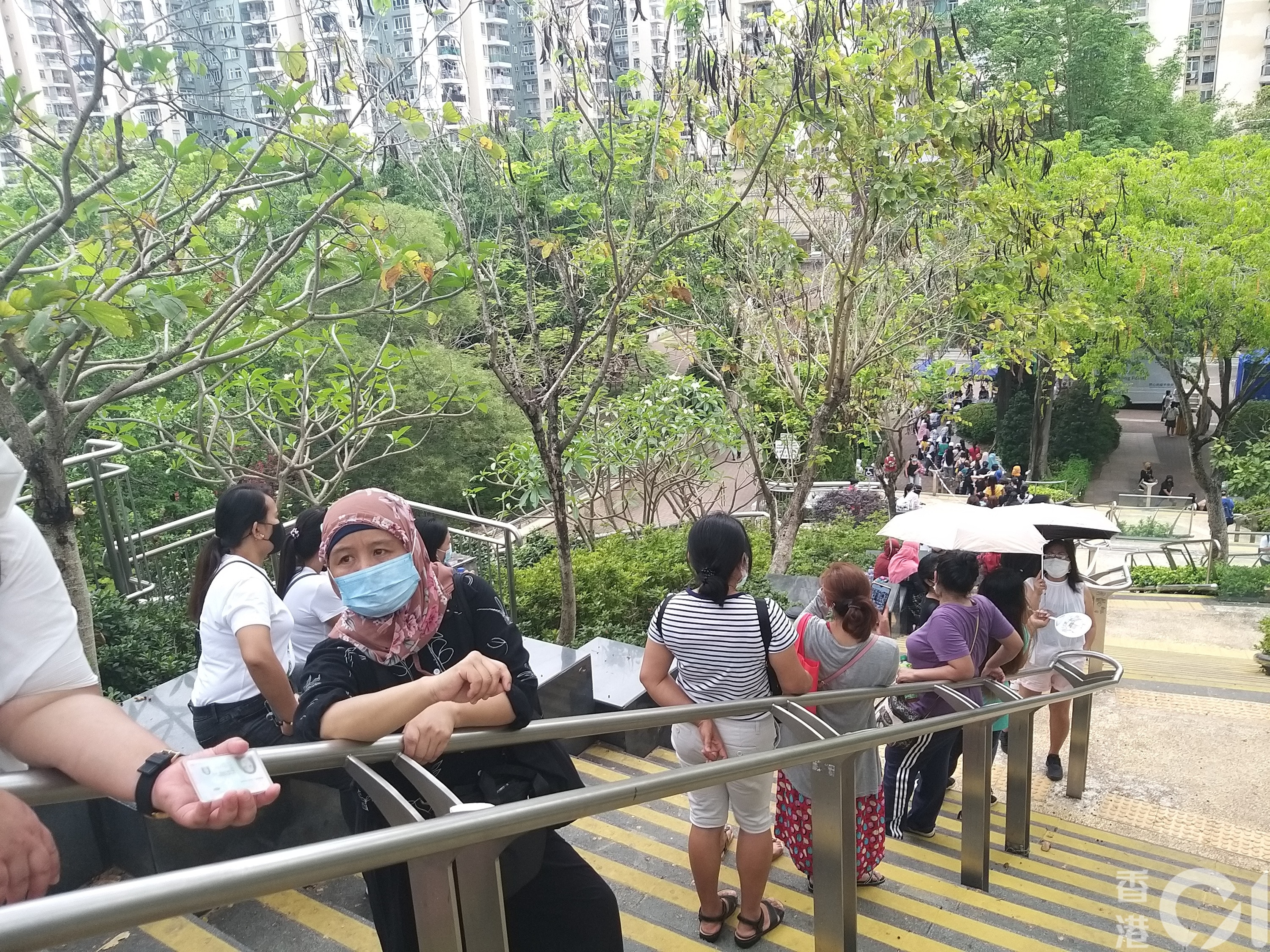 5月2日大批外傭湧到荔枝角公園，人龍長期有約300餘人，沿樓梯往上排。（黃穎津攝）