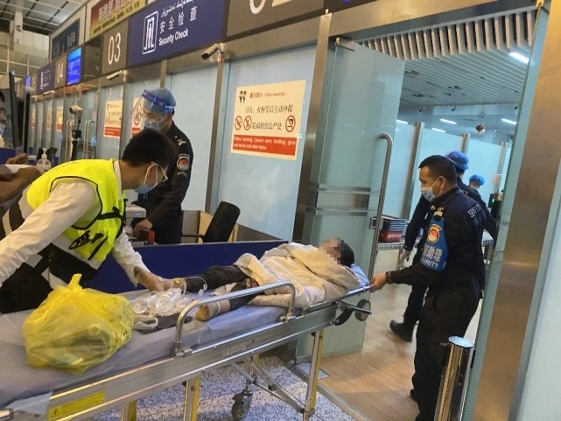 南航待飛航班從跑道折返登機口,機組人員協助男童等人登機。(人民日報) 南航待飛航班從跑道折返登機口,機組人員協助男童等人登機。(人民日報)