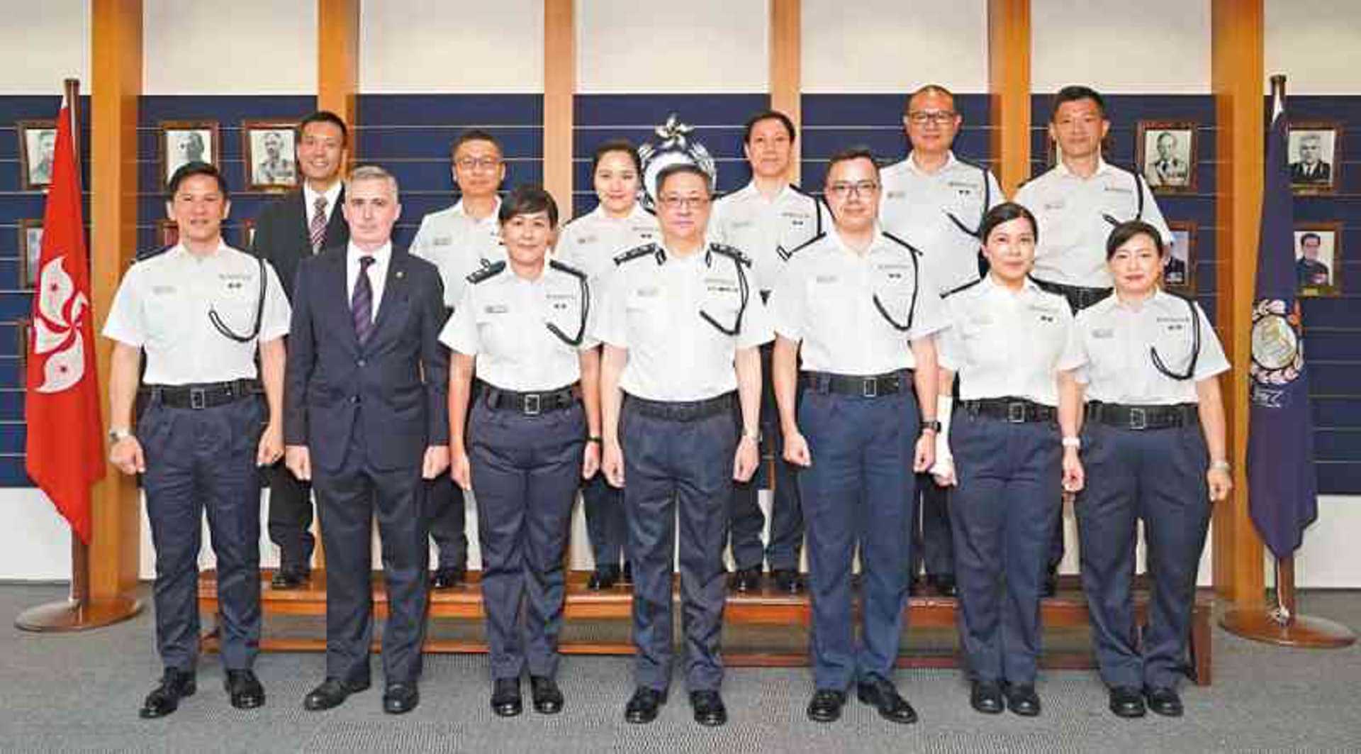 龍少泉(前左一)在2019年擢升為警司。(《警聲》圖片) 龍少泉(前左一)在2019年擢升為警司。(《警聲》圖片)