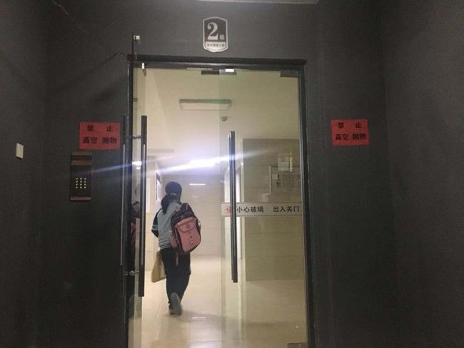 小區四處都張貼了「禁止高空拋物」的告示。（930老友記）