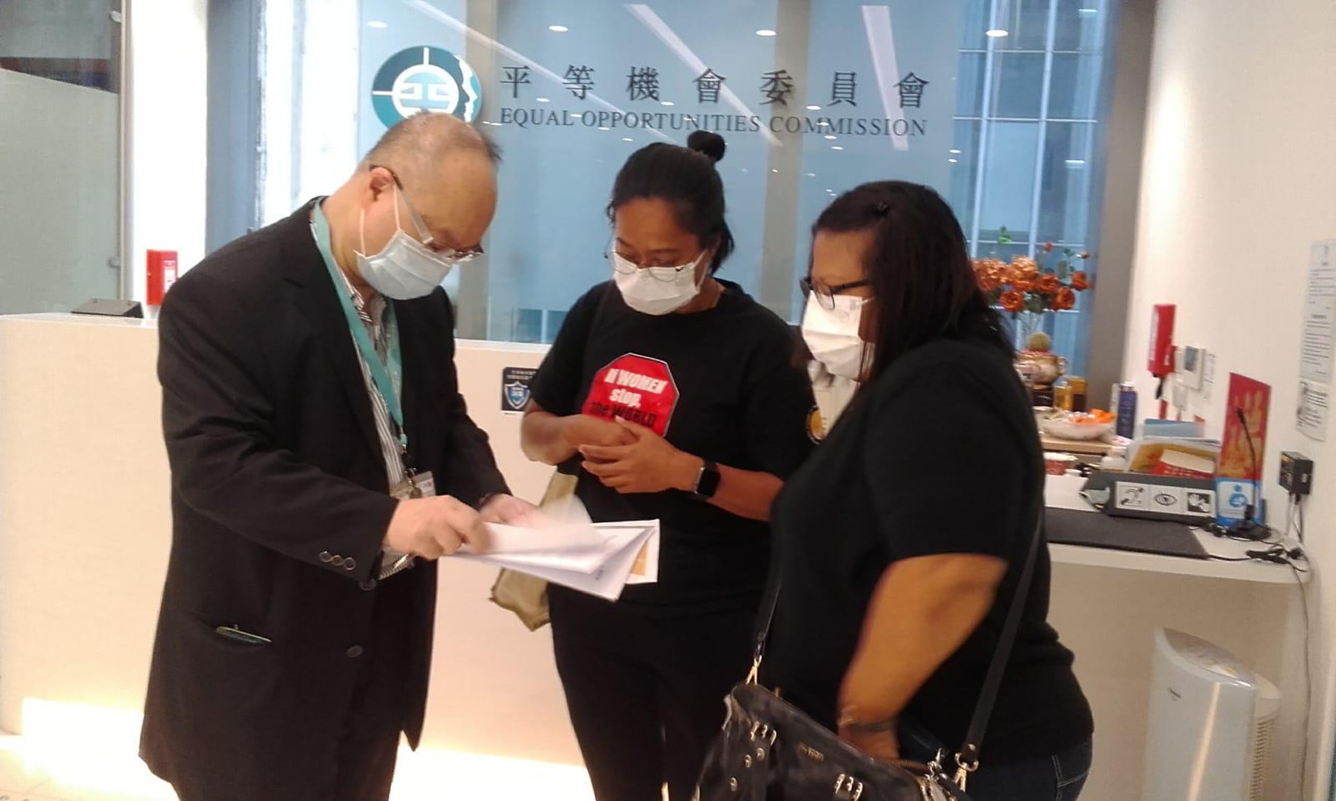 亞洲移居人士聯盟到平機會投訴,批評政府要求外傭接種疫苗屬歧視。(亞洲移居人士聯盟提供) 亞洲移居人士聯盟到平機會投訴,批評政府要求外傭接種疫苗屬歧視。(亞洲移居人士聯盟提供)
