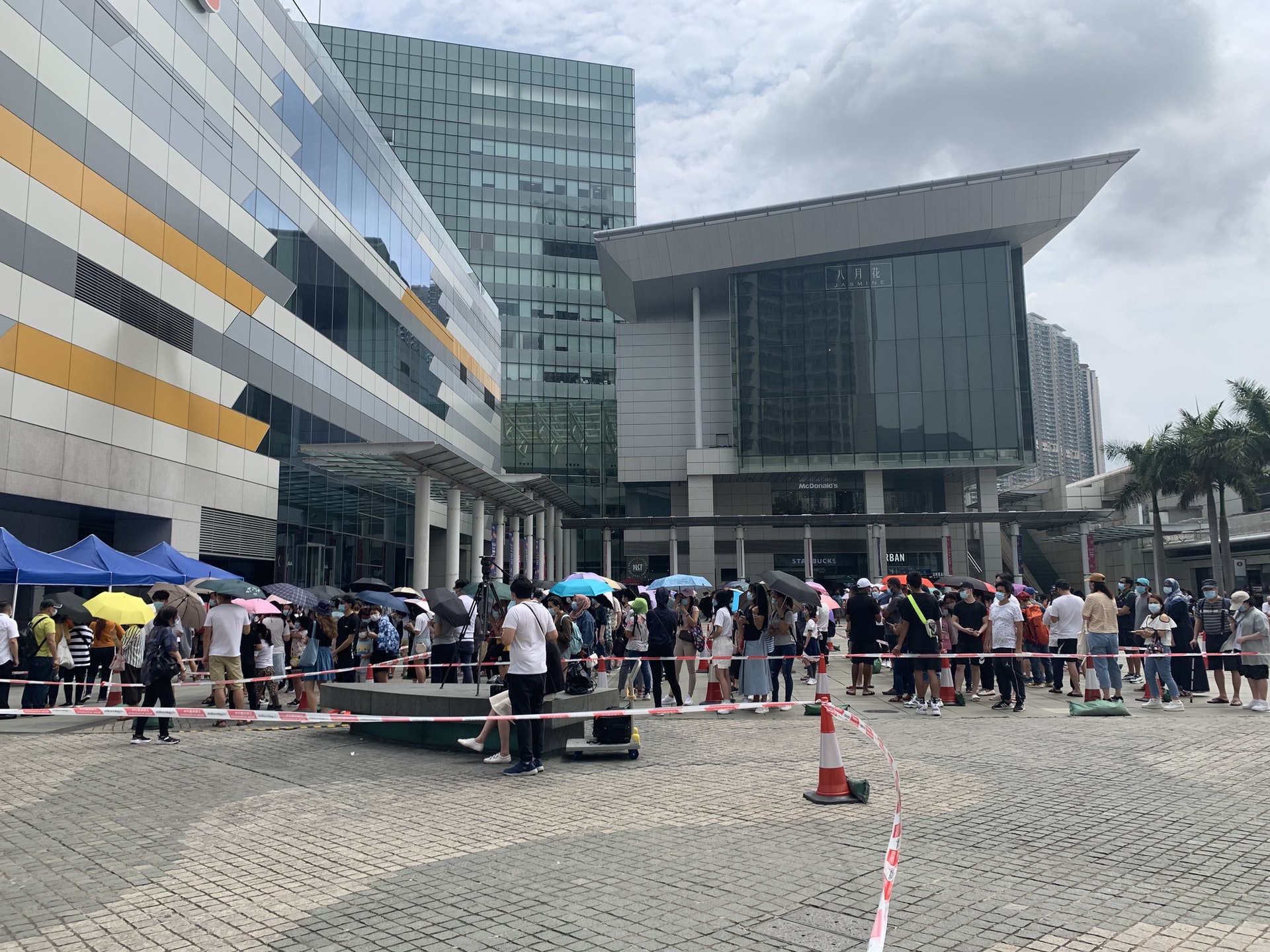 食衞局4月29日晚向4月25日到過東薈城的訪客及職員發出強制檢測令,最新曾於4月11日到訪者也要強檢。(資料圖片/陳嘉慧攝) 食衞局4月29日晚向4月25日到過東薈城的訪客及職員發出強制檢測令,最新曾於4月11日到訪者也要強檢。(資料圖片/陳嘉慧攝)