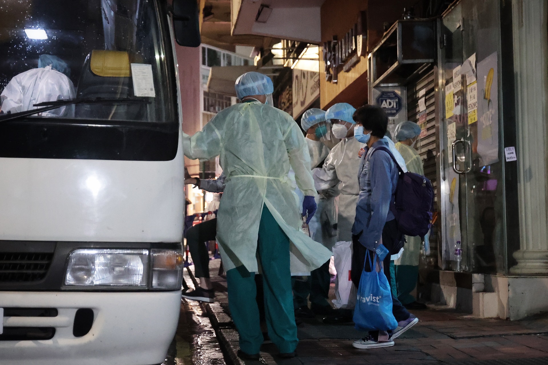 衞生署5月3日晚上公布尖沙咀金巴利道美園大廈一名印度婦感染變種病毒,居民執行行李,在午夜時分上車前往檢疫中心隔離21日。(李澤彤攝) 衞生署5月3日晚上公布尖沙咀金巴利道美園大廈一名印度婦感染變種病毒,居民執行行李,在午夜時分上車前往檢疫中心隔離21日。(李澤彤攝)