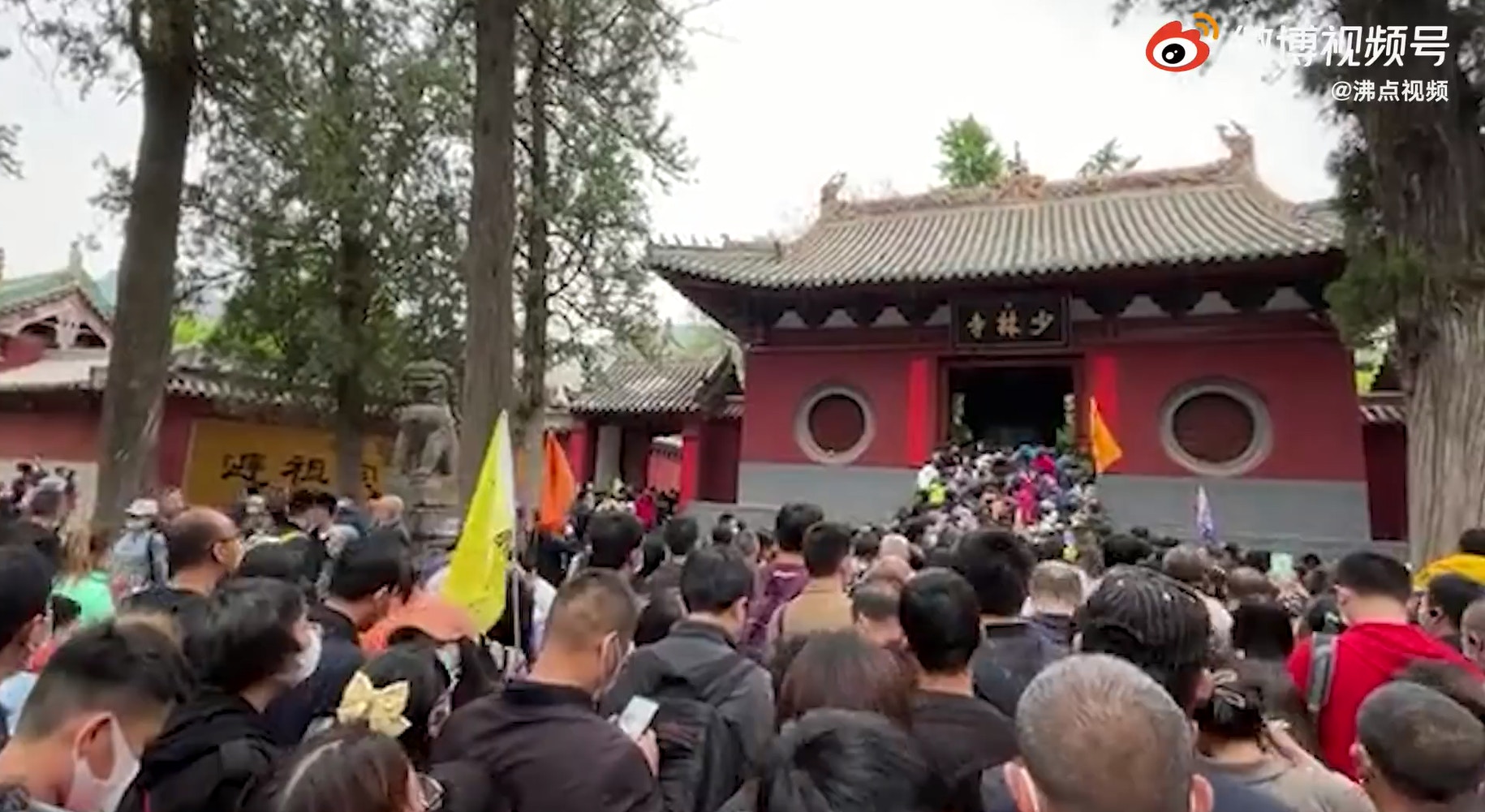五一假期，少林寺景區吸引大量遊客。（沸點視頻）