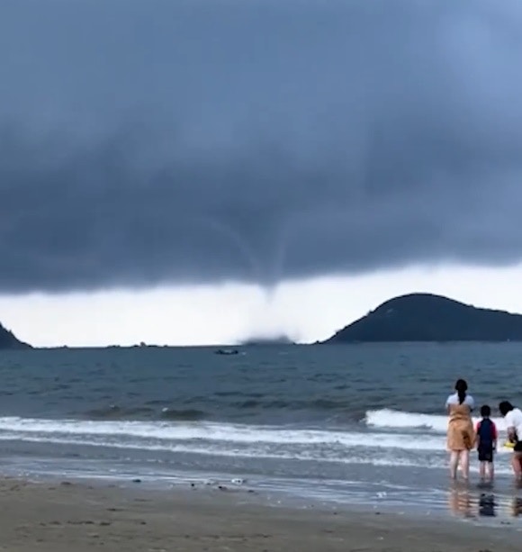 廣東省陽江市周一（3日）海面突然出現龍捲風，由遠及近撲向岸。岸邊保安人員迅速吹哨，呼喊遊客盡快上岸，但不少游客仍然駐足拍攝。（沸點新聞）