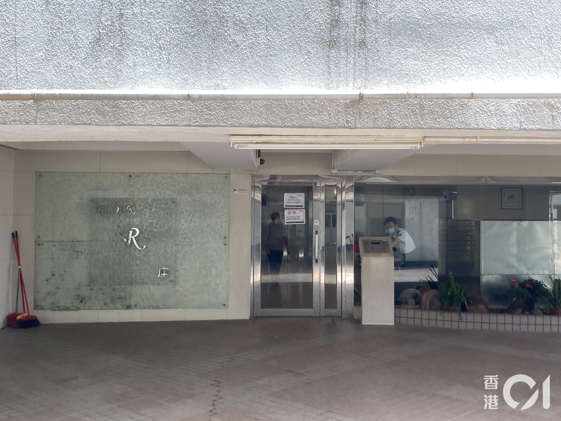 荃威花園R座27樓一名外傭確診。(歐陽德浩攝) 荃威花園R座27樓一名外傭確診。(歐陽德浩攝)