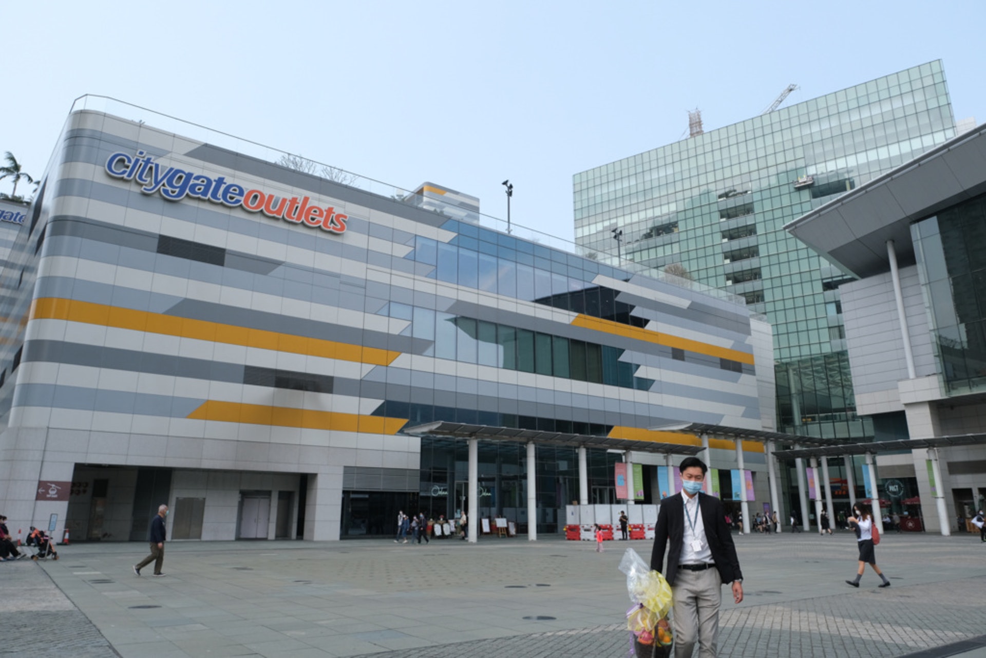 太古地產將舉辦幸運大抽獎,提供500份獎品予已接種疫苗的香港居民身份證持有人,每名幸運兒將獲得港幣10,000元商場現金劵,於太古廣場、太古城中心或東薈城名店倉使用。(資料圖片) 太古地產將舉辦幸運大抽獎,提供500份獎品予已接種疫苗的香港居民身份證持有人,每名幸運兒將獲得港幣10,000元商場現金劵,於太古廣場、太古城中心或東薈城名店倉使用。(資料圖片)