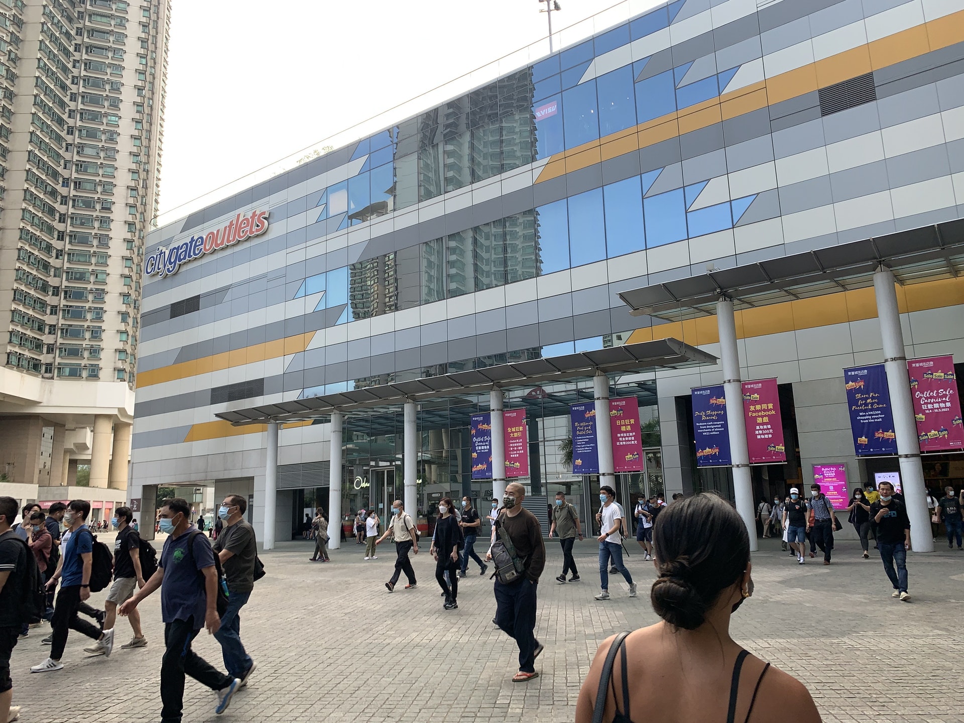 太古地產將舉辦幸運大抽獎,提供500份獎品予已接種疫苗的香港居民身份證持有人,每名幸運兒將獲得港幣10,000元商場現金劵,於太古廣場、太古城中心或東薈城名店倉使用。(資料圖片) 太古地產將舉辦幸運大抽獎,提供500份獎品予已接種疫苗的香港居民身份證持有人,每名幸運兒將獲得港幣10,000元商場現金劵,於太古廣場、太古城中心或東薈城名店倉使用。(資料圖片)