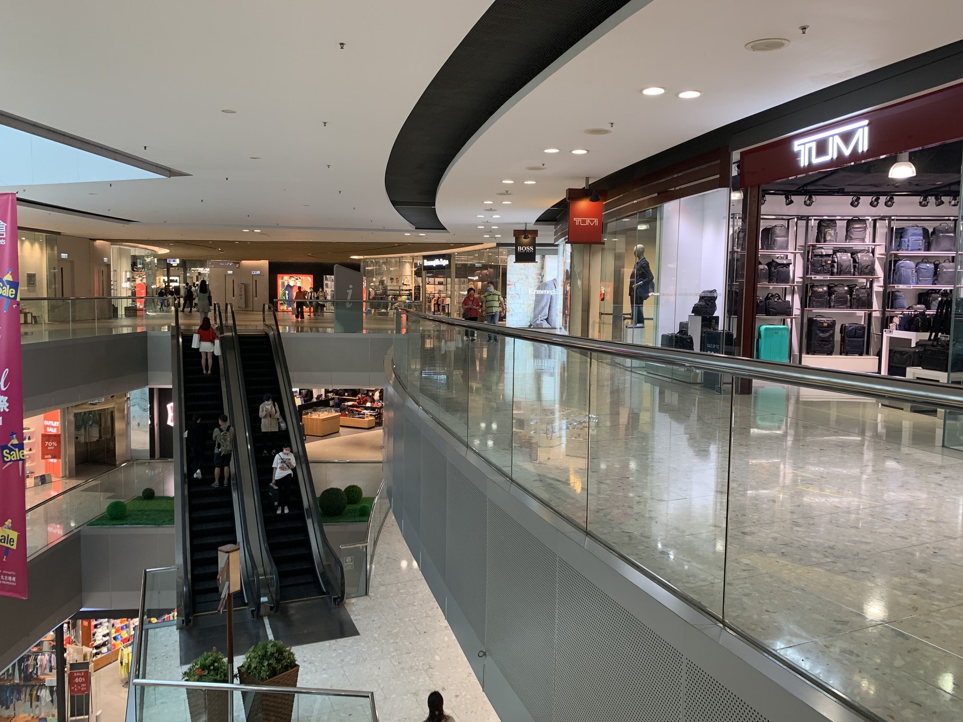 太古地產將舉辦幸運大抽獎,提供500份獎品予已接種疫苗的香港居民身份證持有人,每名幸運兒將獲得港幣10,000元商場現金劵,於太古廣場、太古城中心或東薈城名店倉使用。(資料圖片) 太古地產將舉辦幸運大抽獎,提供500份獎品予已接種疫苗的香港居民身份證持有人,每名幸運兒將獲得港幣10,000元商場現金劵,於太古廣場、太古城中心或東薈城名店倉使用。(資料圖片)