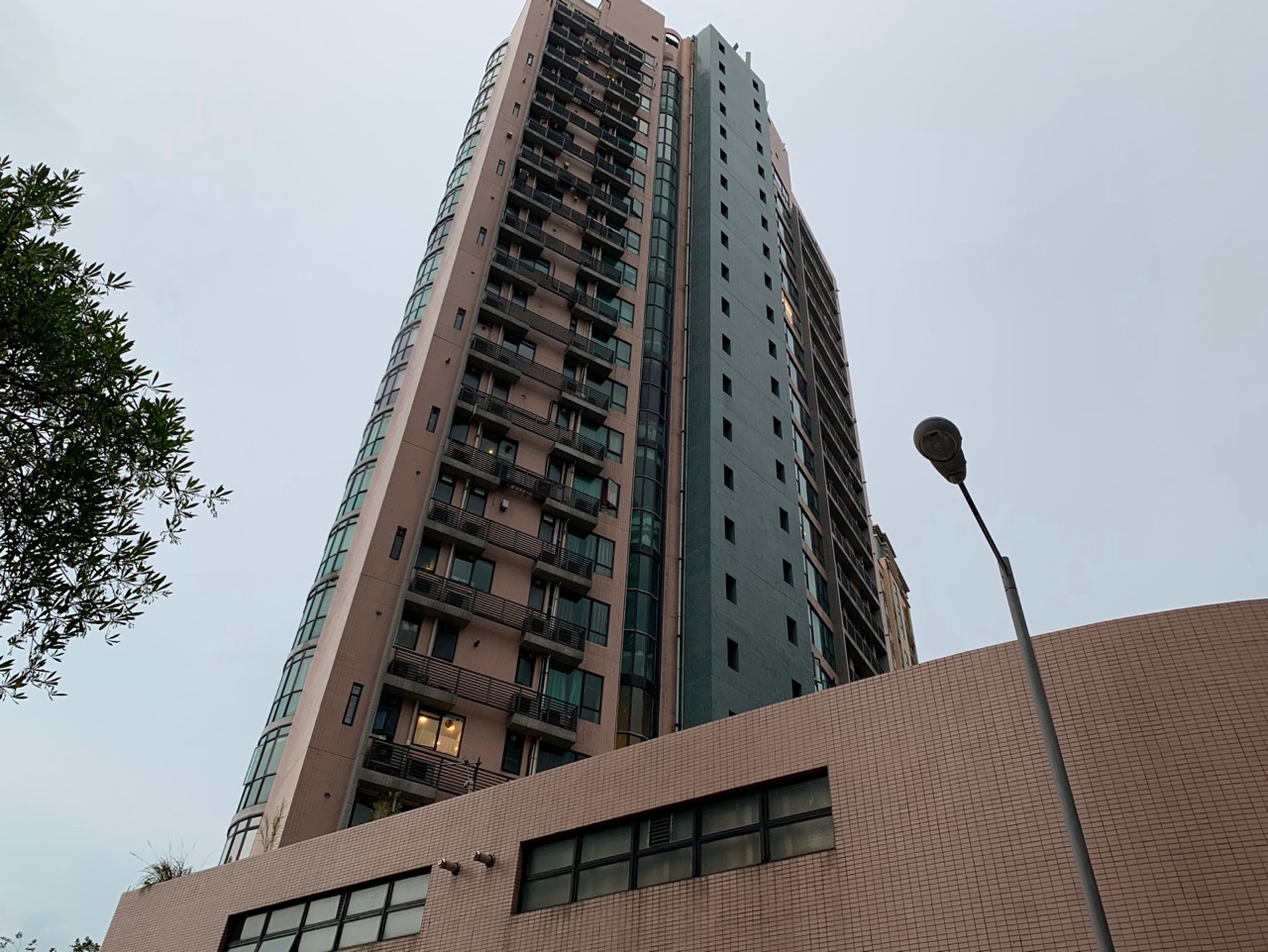 5月4日薄扶林豪峰一名菲傭確診,她日常多前往堅尼地城街市,曾去過薩莉亞意式餐廳及麥當勞。(王潔恩攝) 5月4日薄扶林豪峰一名菲傭確診,她日常多前往堅尼地城街市,曾去過薩莉亞意式餐廳及麥當勞。(王潔恩攝)