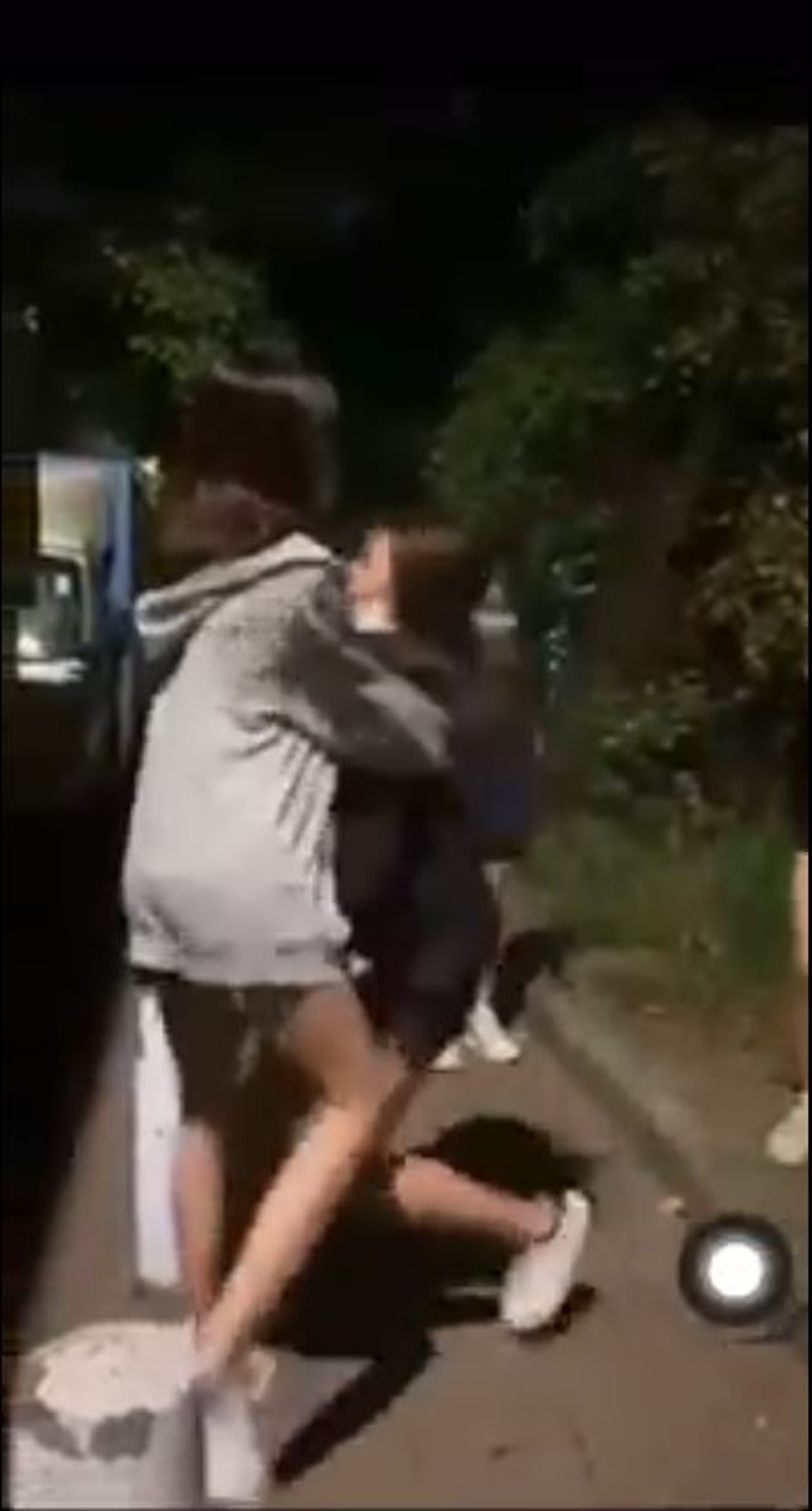 片段中一名身穿黑色長袖衫、其後被指是「豆腐姐」的少女,遭至少3名少女襲擊。 (網上影片截圖) 片段中一名身穿黑色長袖衫、其後被指是「豆腐姐」的少女,遭至少3名少女襲擊。 (網上影片截圖)