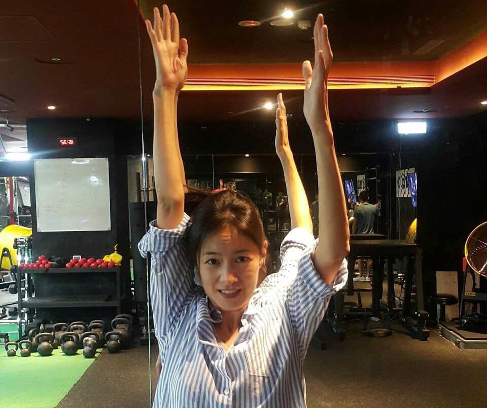台灣女星Janet透露自己38歲便有五十肩,雙手向上抬舉時,發現有一隻手無法貼近她的耳朵。(Janet Hsieh 謝怡芬 Facebook) 台灣女星Janet透露自己38歲便有五十肩,雙手向上抬舉時,發現有一隻手無法貼近她的耳朵。(Janet Hsieh 謝怡芬 Facebook)