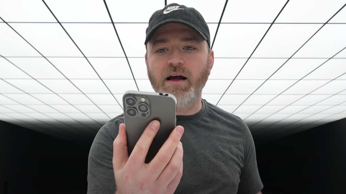 Unbox Therapy 主播 Lewis George Hilsenteger 將 iPhone 13 Pro Max 的模型拿上手時，已經驚訝此模型機的質量十分好，質感、重量等各方面都非常貼近 iPhone 實機（圖 Unbox Therapy）