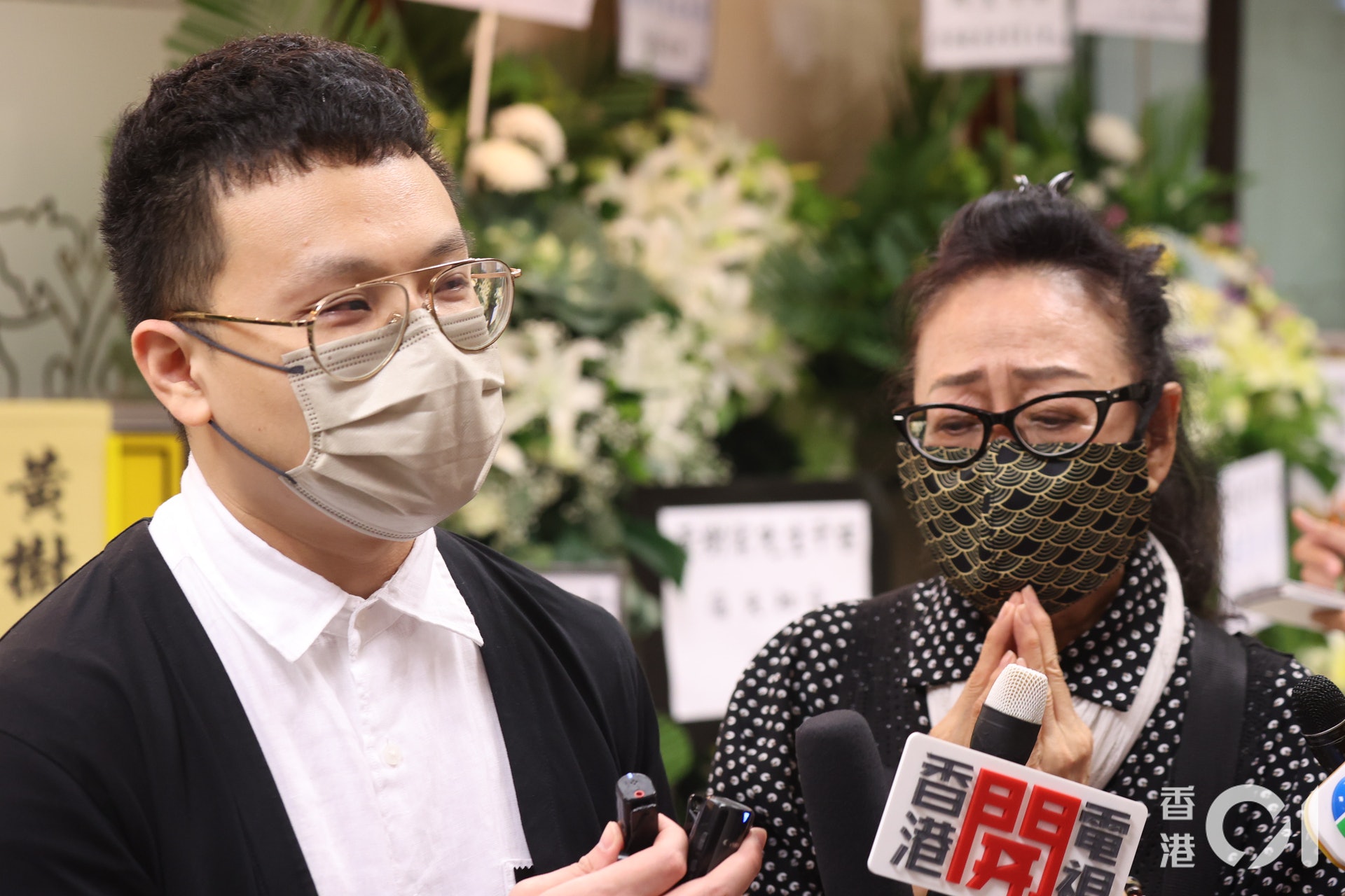黃文慧(右)指有許多家人在外國,由於疫情關係未能來港送哥哥最後一程。 黃文慧(右)指有許多家人在外國,由於疫情關係未能來港送哥哥最後一程。