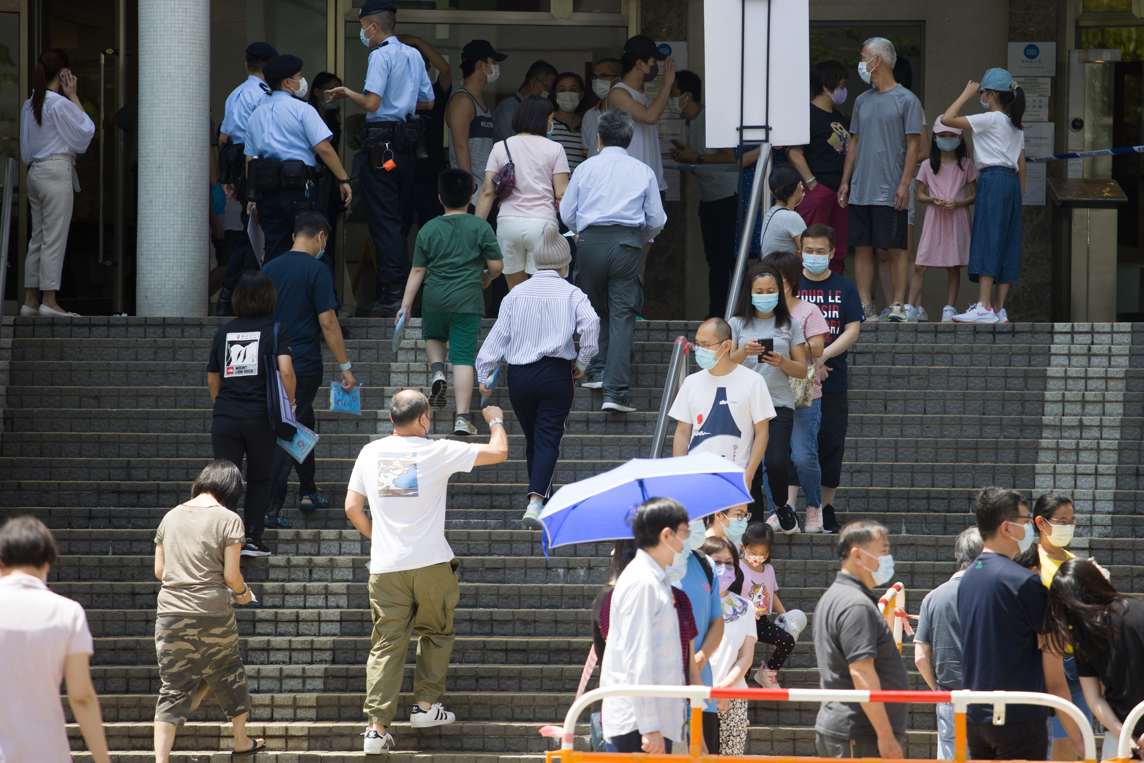 變種病毒｜康怡花園N2座隔離　親友送物資支持檢疫「唔好惹到人」