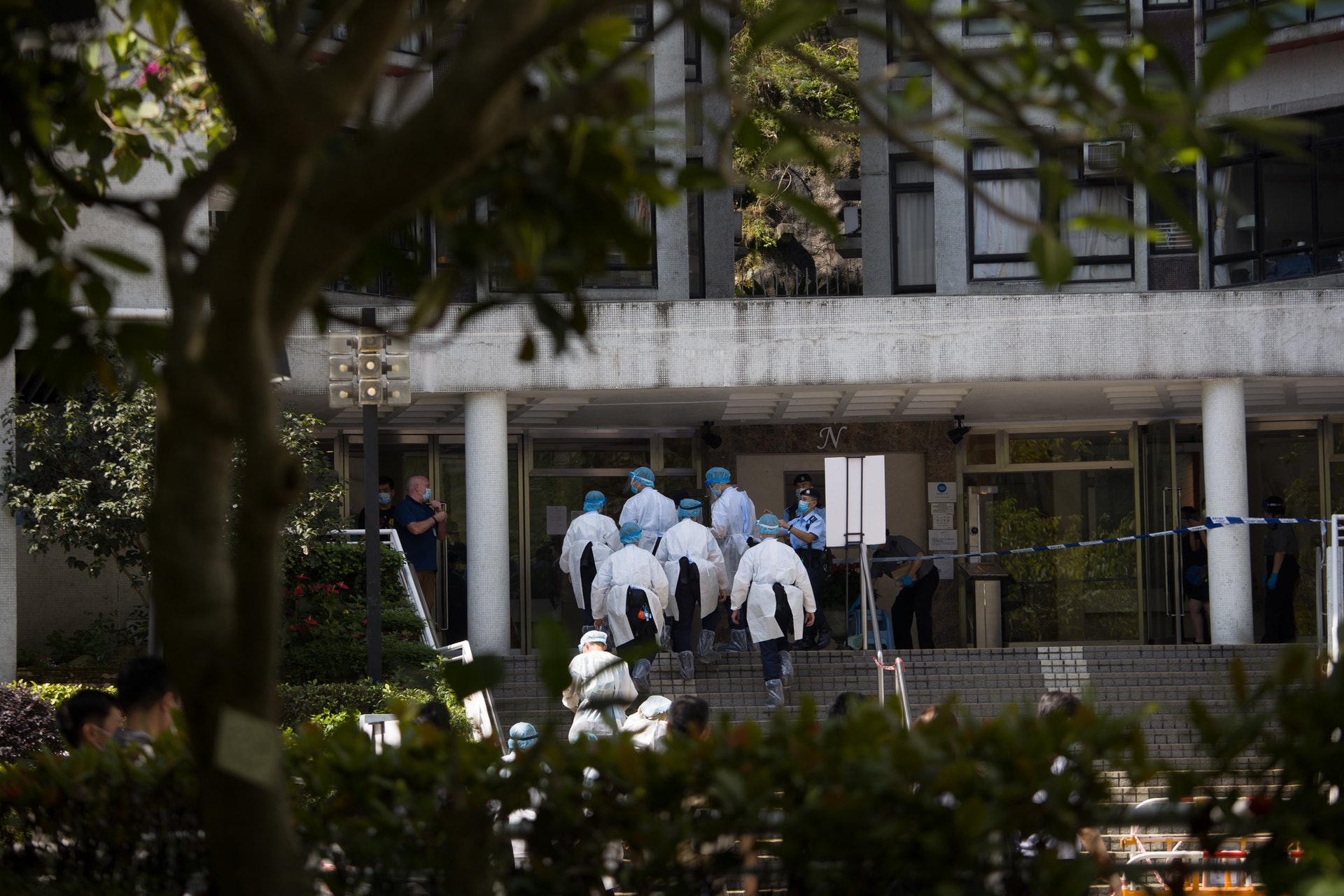 5月5日，康怡花園N2座因有外傭感染變種病毒，全幢樓宇居民要強制檢測及隔離檢疫。（梁鵬威攝）