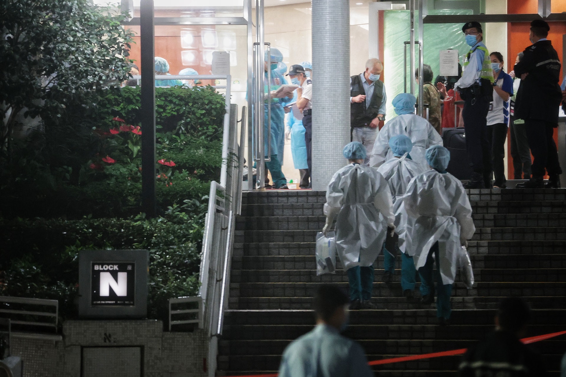 5月5日近午夜,鰂魚涌康怡花園N2座居民終可撤離,陸續登上旅遊巴前往檢疫21日。(李澤彤攝) 5月5日近午夜,鰂魚涌康怡花園N2座居民終可撤離,陸續登上旅遊巴前往檢疫21日。(李澤彤攝)