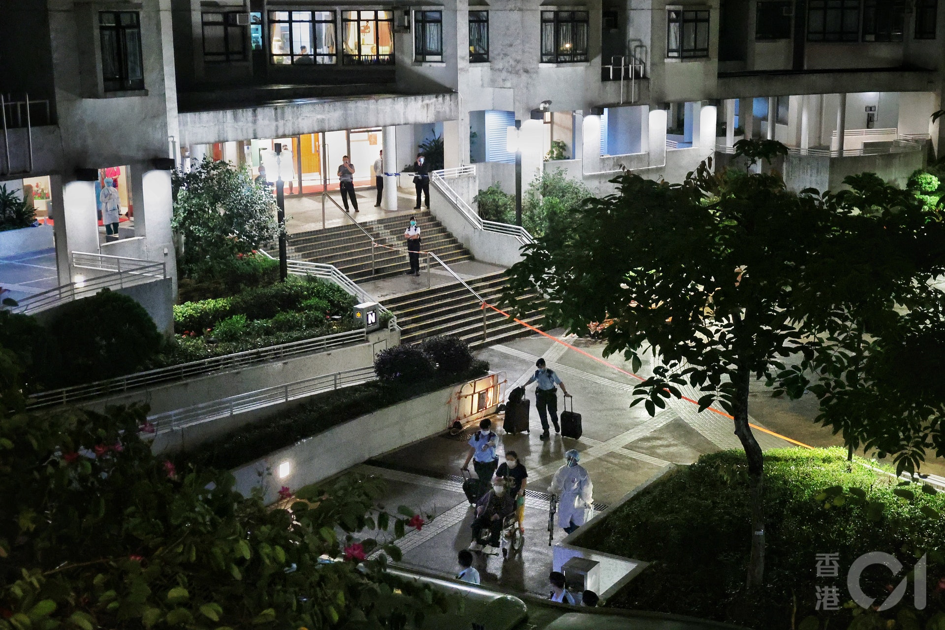 5月5日近午夜,鰂魚涌康怡花園N2座居民終可撤離,陸續登上旅遊巴前往檢疫21日。(李澤彤攝) 5月5日近午夜,鰂魚涌康怡花園N2座居民終可撤離,陸續登上旅遊巴前往檢疫21日。(李澤彤攝)
