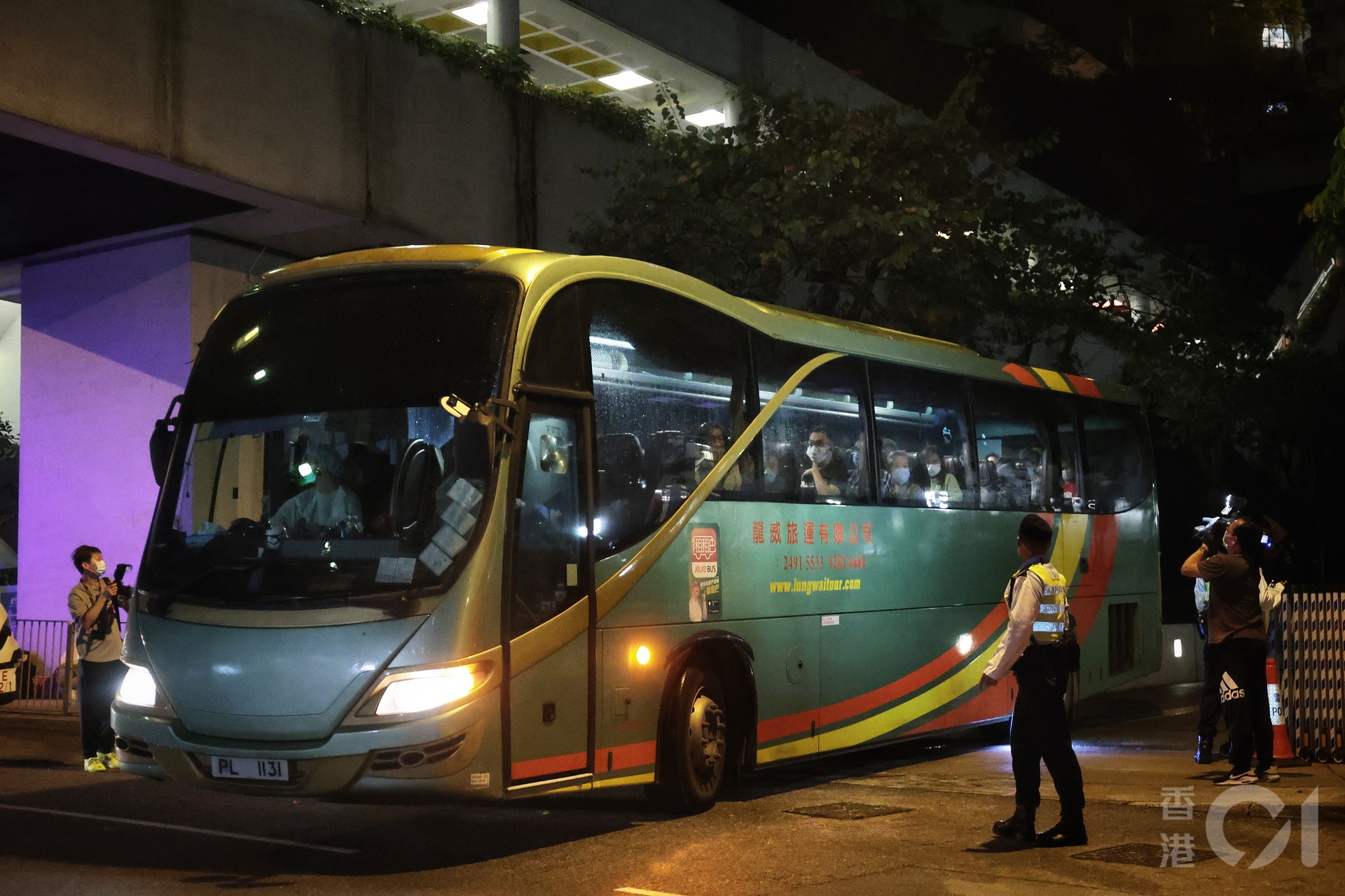 5月5日近午夜,鰂魚涌康怡花園N2座居民終可撤離,陸續登上旅遊巴前往檢疫21日。(李澤彤攝) 5月5日近午夜,鰂魚涌康怡花園N2座居民終可撤離,陸續登上旅遊巴前往檢疫21日。(李澤彤攝)
