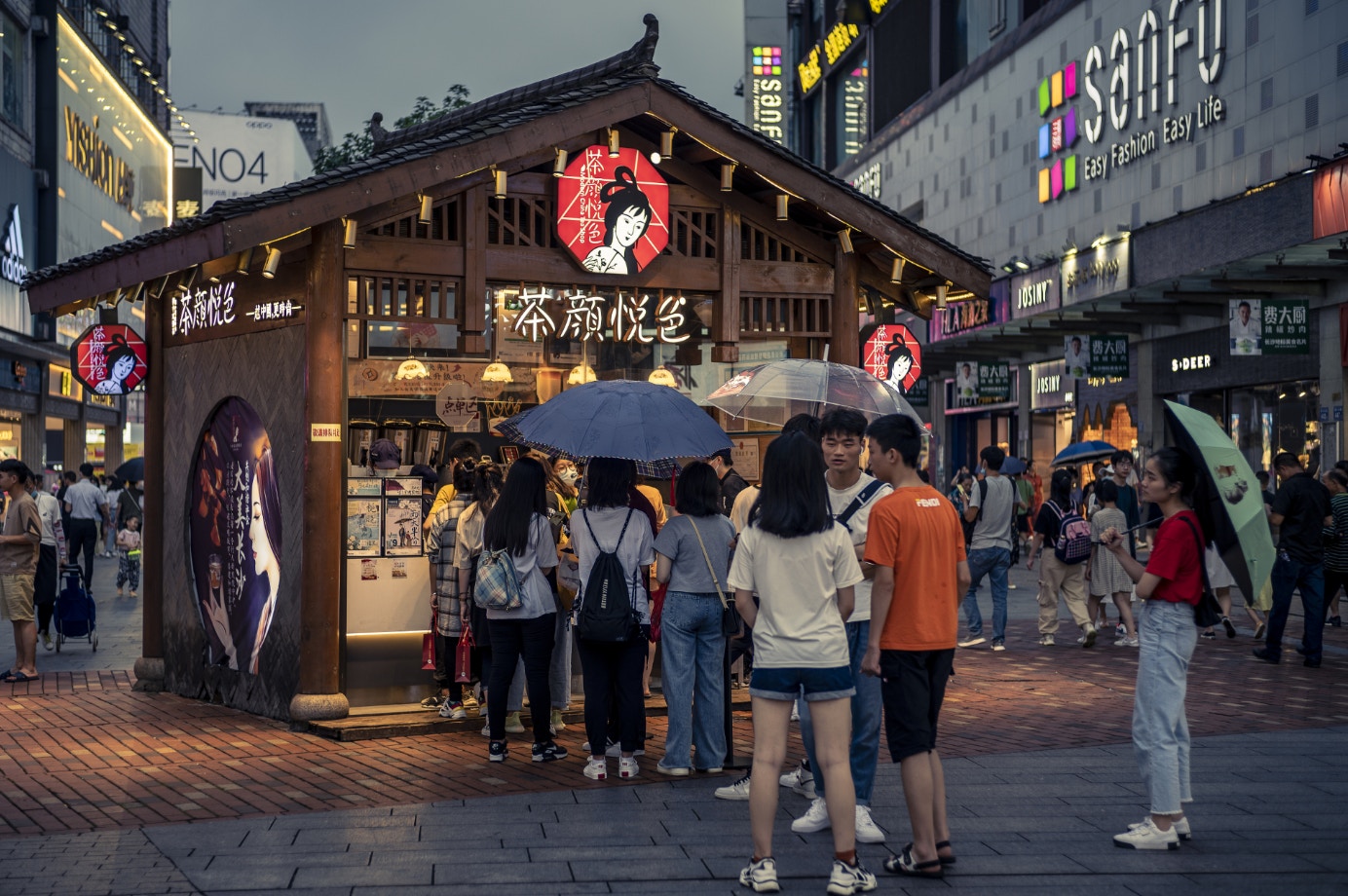 茶顏悅色門店前排隊的人們絡繹不絕。（視覺中國）