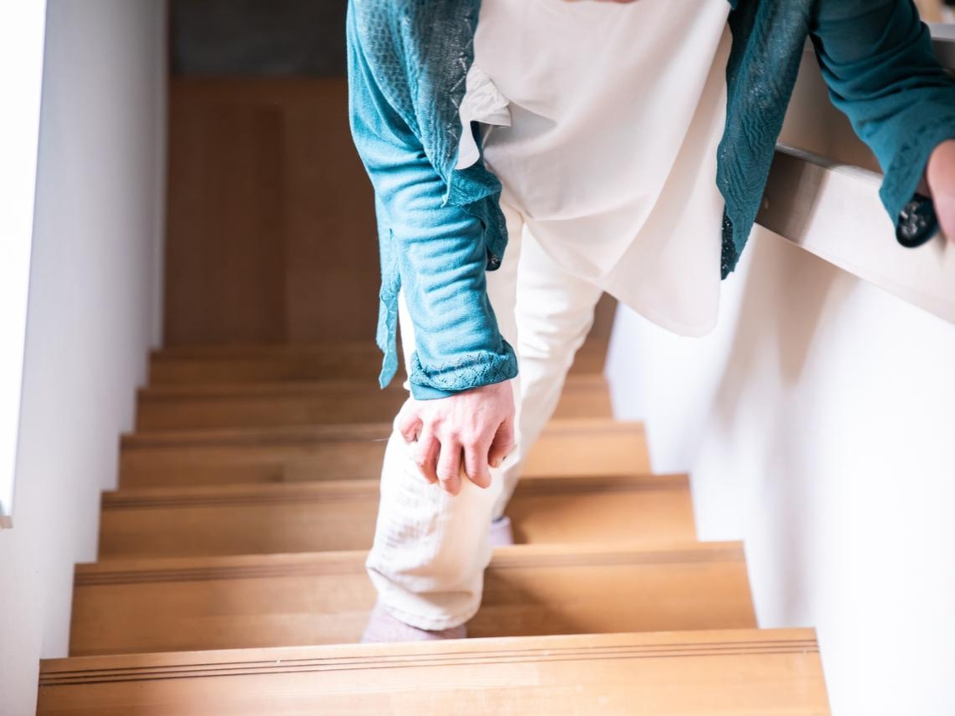 經常行樓梯或蹲下，會增加對關節的磨損。（圖片：businesstoday）