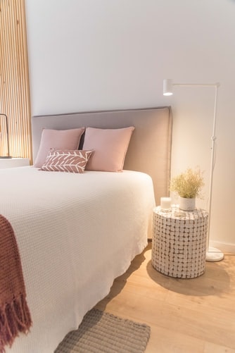 【酒店最髒物品排行榜】18. 床頭板（SANDRA REI/Unsplash）