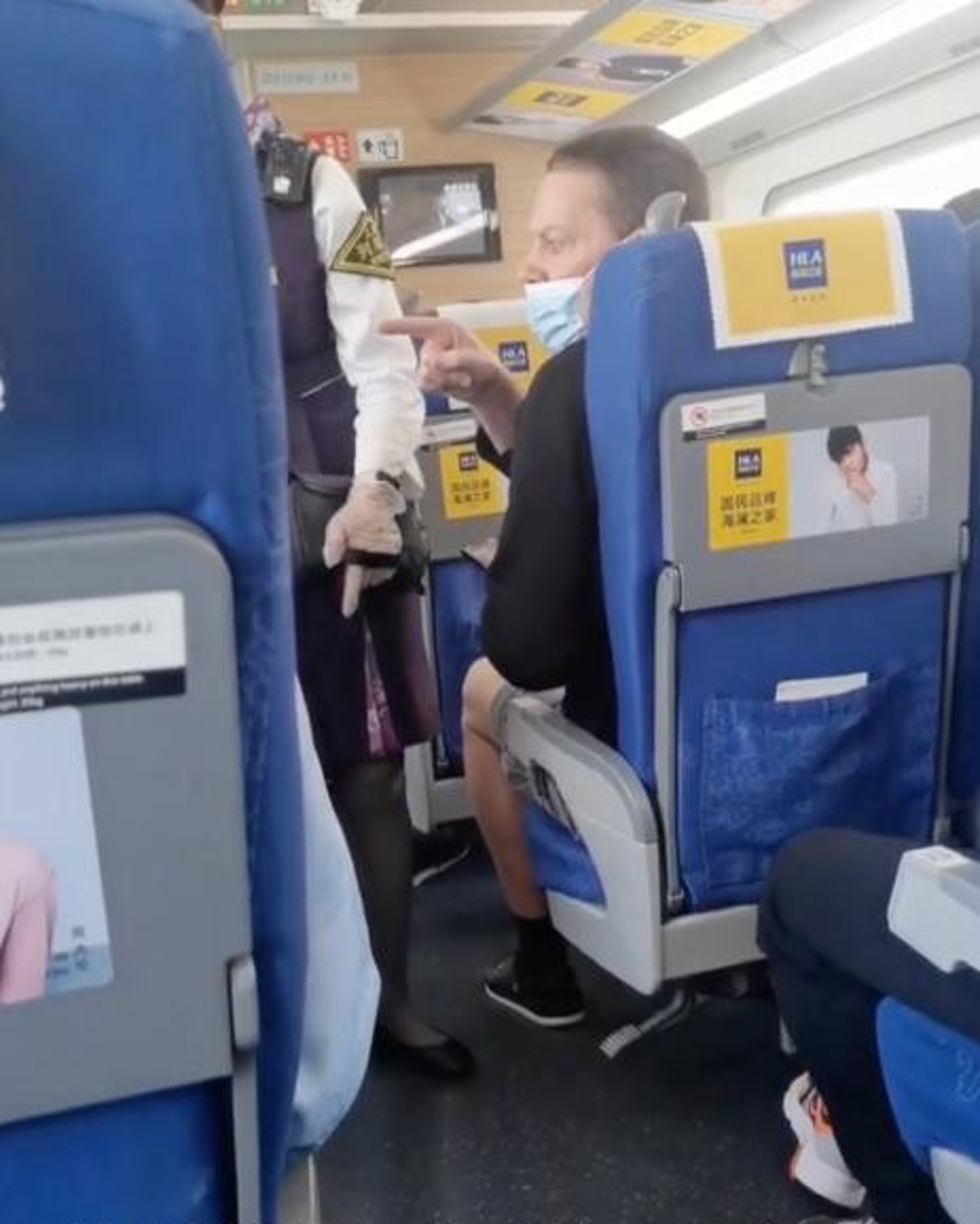 一名外籍旅客疑因未遵守規矩佩戴口罩而被鄰座阿姨提醒。(沸點視頻) 一名外籍旅客疑因未遵守規矩佩戴口罩而被鄰座阿姨提醒。(沸點視頻)