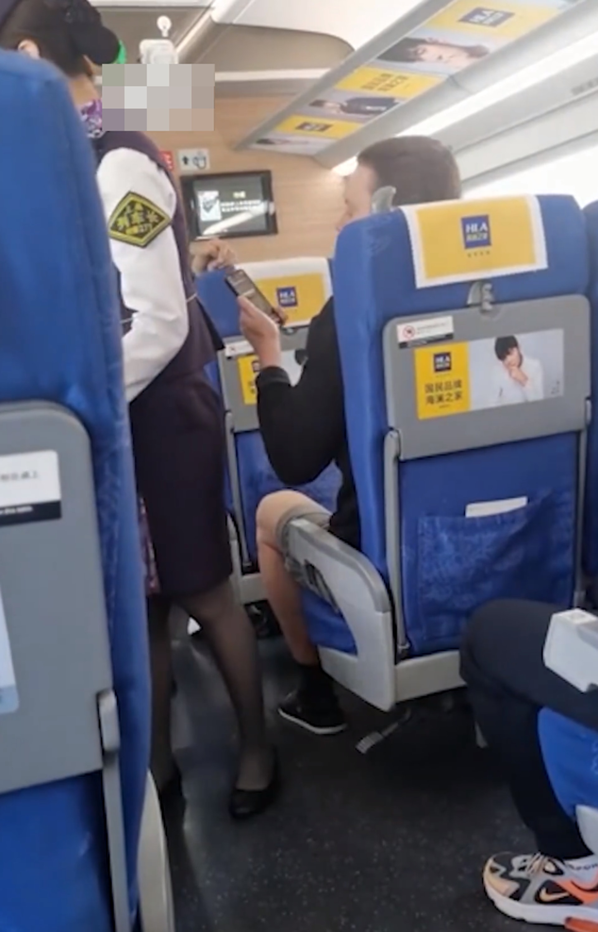 一名外籍旅客疑因未遵守規矩佩戴口罩而被鄰座阿姨提醒。(沸點視頻) 一名外籍旅客疑因未遵守規矩佩戴口罩而被鄰座阿姨提醒。(沸點視頻)